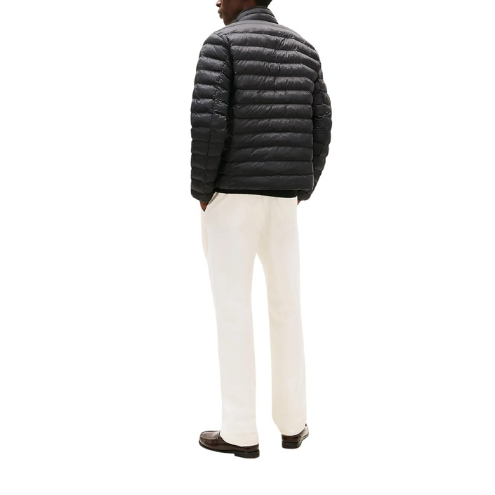 Tommy Hilfiger Packable Jacket; 100% nylon, motivo trapuntato, logo iconico. Giacca leggera isolante e richiudibile, perfetta per il viaggio. Colore nero. Vista posteriore indossato da modello