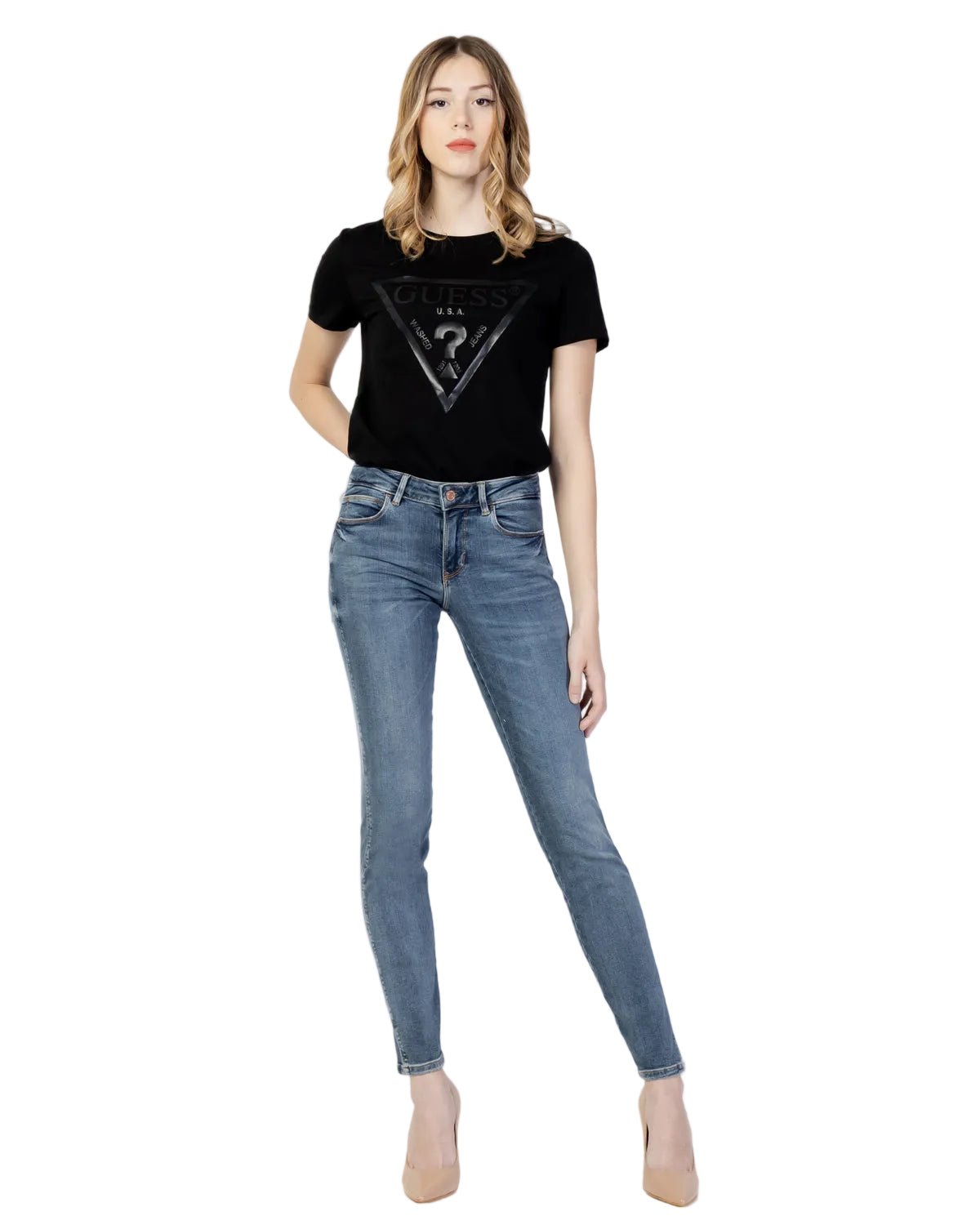 jeans skinny e super-skinny donna Guess CURVE X W2YAJ2D4Q02. Realizzati con una composizione di 92% cotone, 2% elastam/lycra e 6% elastene. Vista frontale figura intera indossati da modella