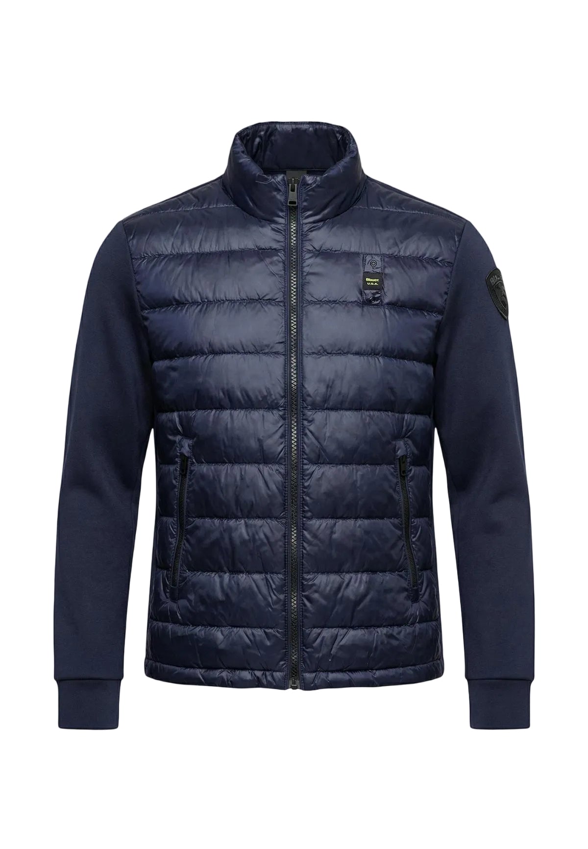 trapuntatura orizzontale sul davanti e sulle maniche, una chiusura frontale full zip e due pratiche tasche laterali con zip. Vista frontale stesa