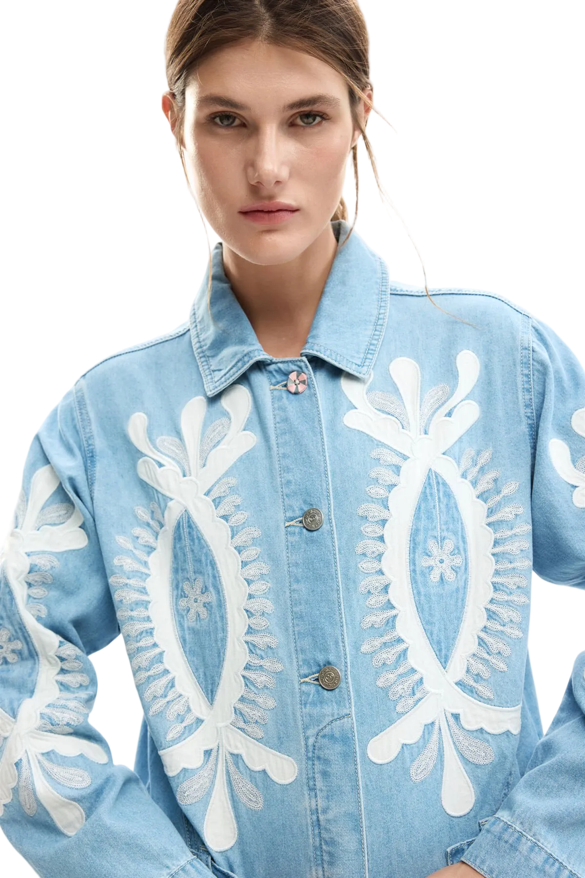 Giacca di jeans in cotone 100% con ricami in tonalità blu e design a taglio regular. Colletto a camicia e maniche lunghe con chiusura con bottone ai polsini. Chiusura frontale con bottoni e cuciture visibili. Indossata da modella vista frontale Dettaglio