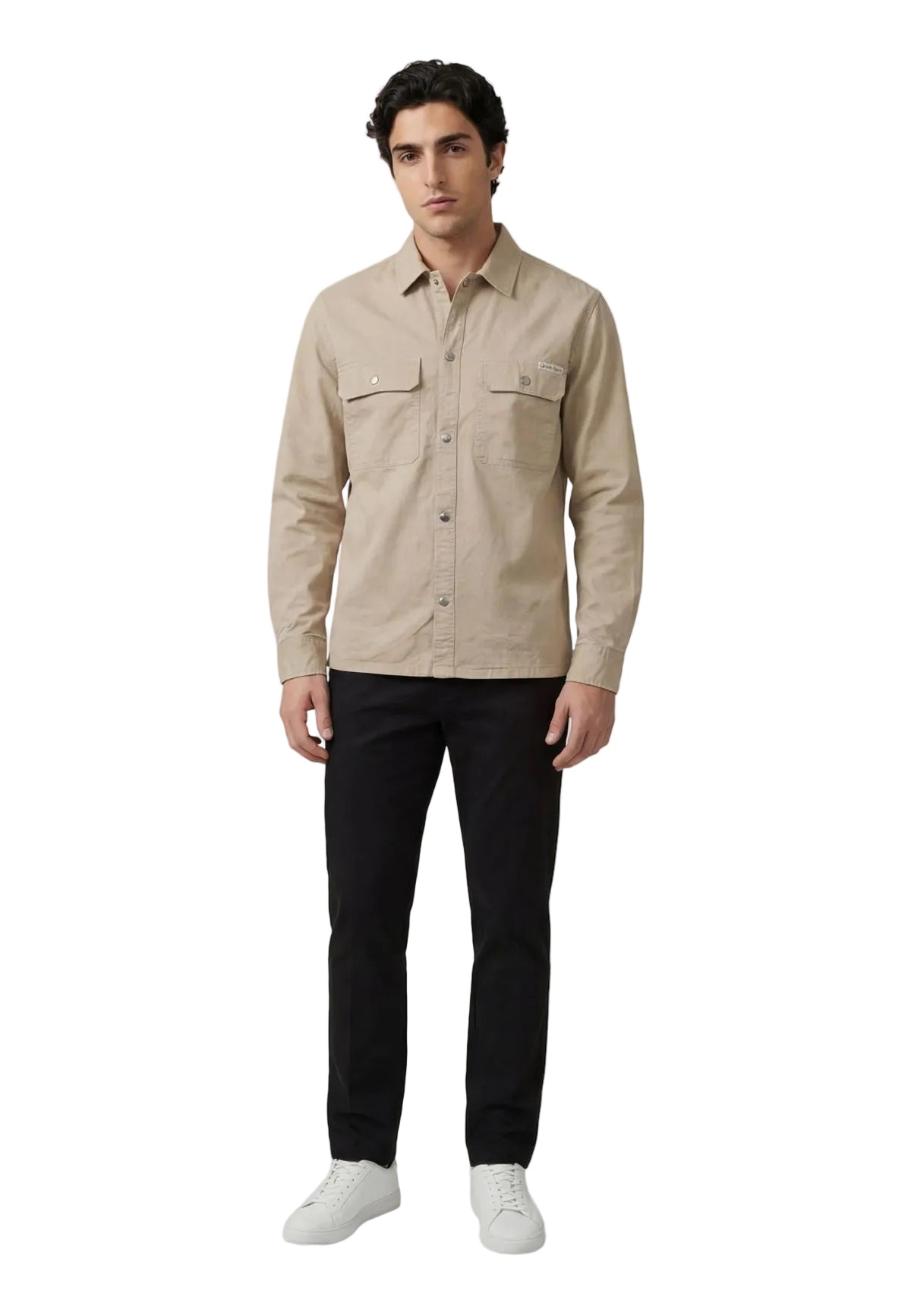 Camicia nera Calvin Klein Jeans, cotone ed elastan, tasche con patta e bottoni in metallo; camicia a maniche lunghe nera dalla vestibilità sagomata e stile premium. Vista frontale Figura intera