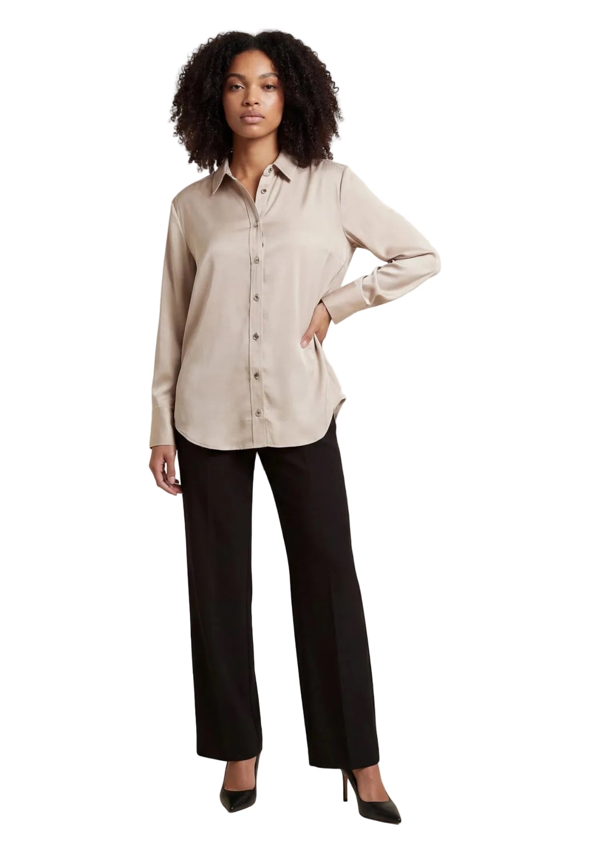 Camicia beige Only Onlzora Mika, misto viscosa e poliestere riciclato, maniche lunghe e chiusura a bottoni; tessuto morbido e traspirante dalla vestibilità confortevole. Vista frontale Figura intera