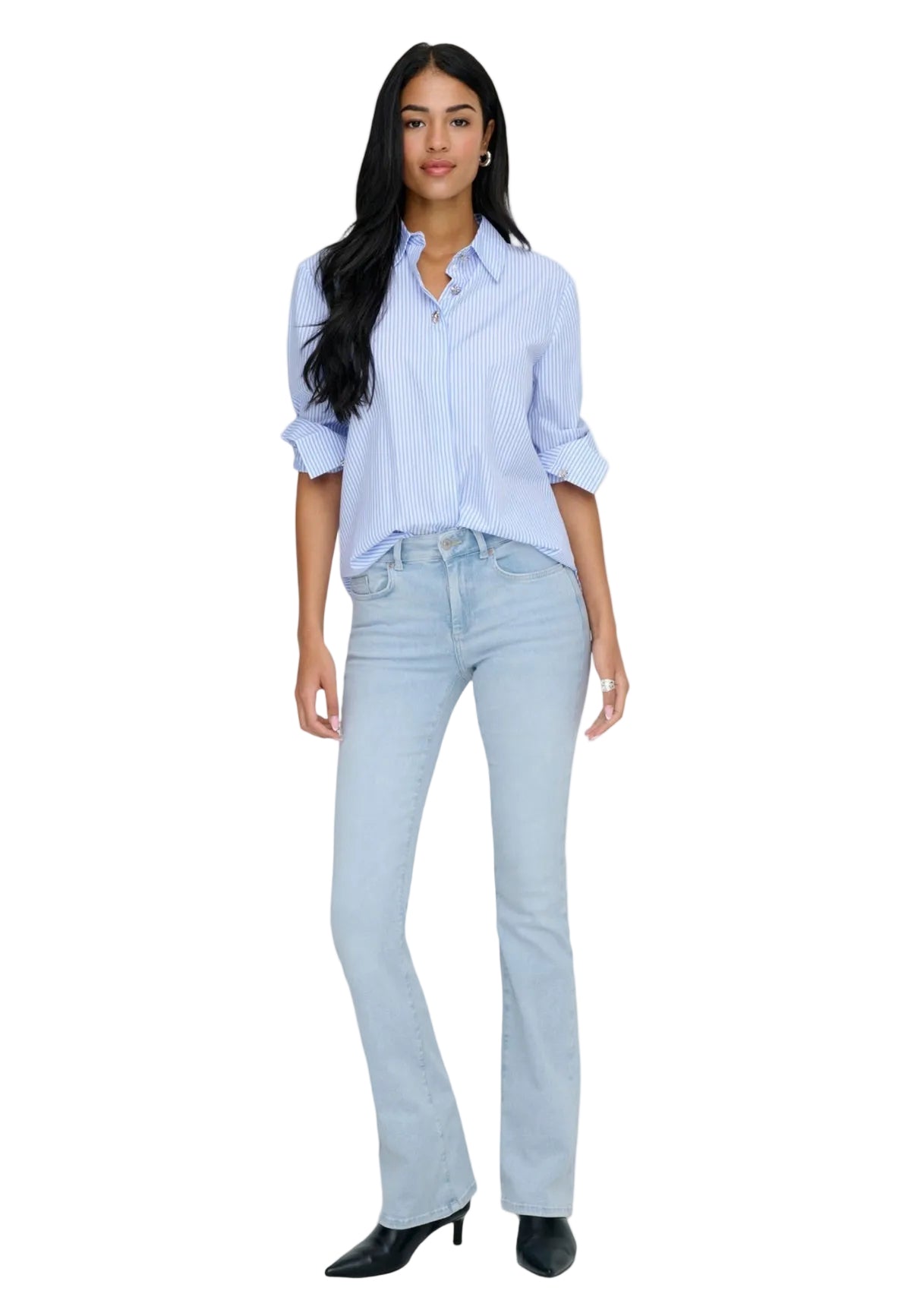 Camicia azzurra JDY Soho Loose Striped, maniche lunghe, design a righe verticali e vestibilità ampia; capo versatile in misto cotone, ideale da indossare aperta o chiusa. Vista frontale Figura intera