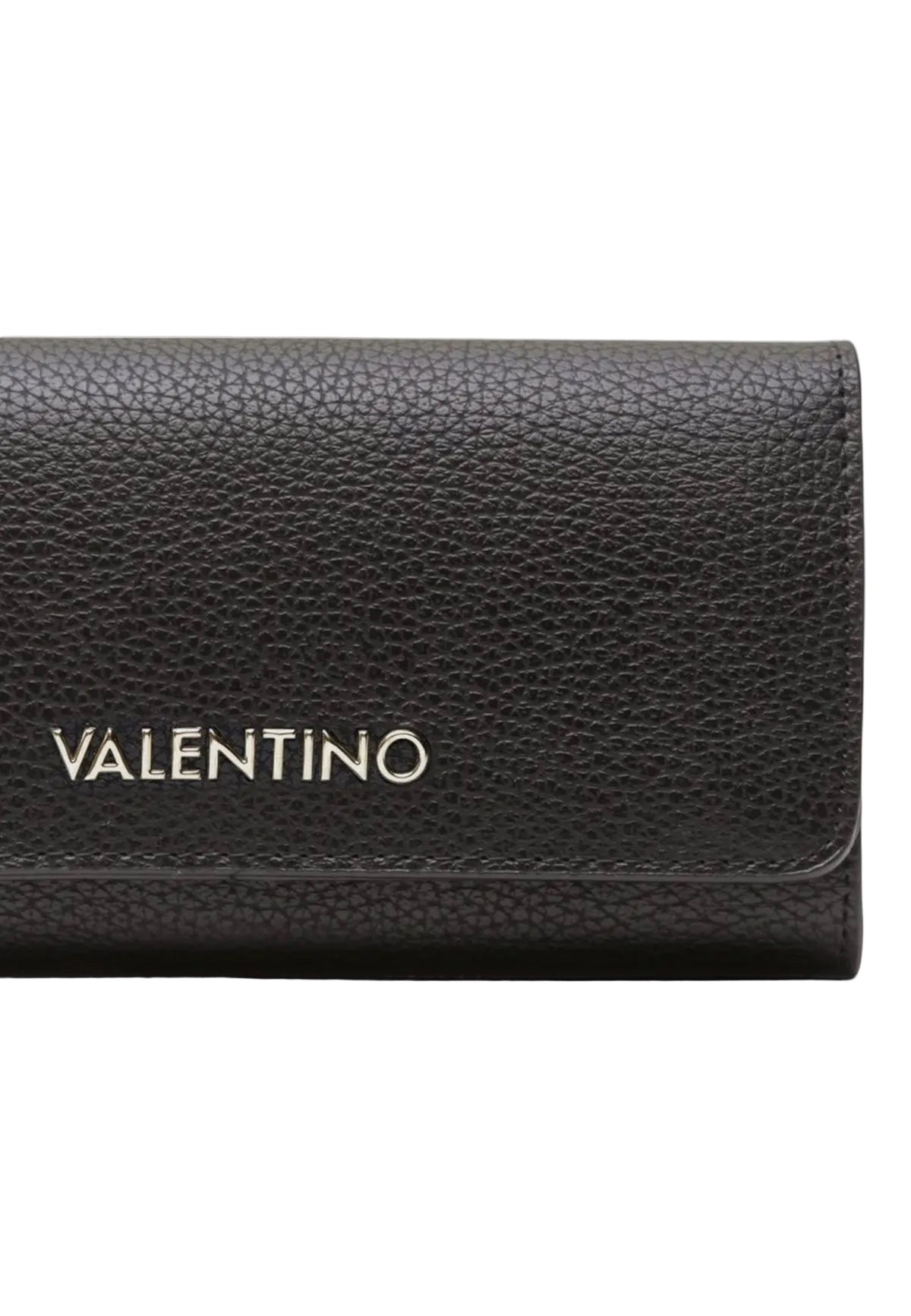 Portafoglio nero Valentino Bags Alexia VPS5A8113, grande formato a patta con logo frontale; interno organizzato per carte e banconote, stile elegante e versatile. Vista frontale Dettaglio logo