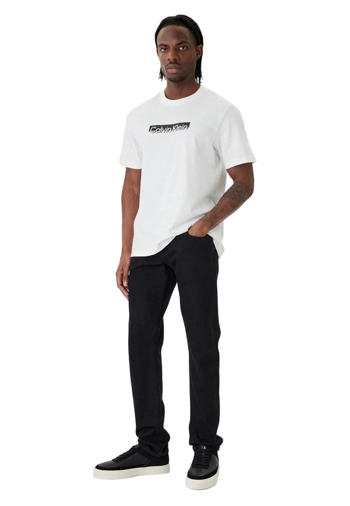 T-shirt bianca Calvin Klein LV04LF812G, 100% cotone, vestibilità regular; maglia a maniche corte con logo centrale stampato, stile contemporaneo e versatile. Vista frontale figura intera