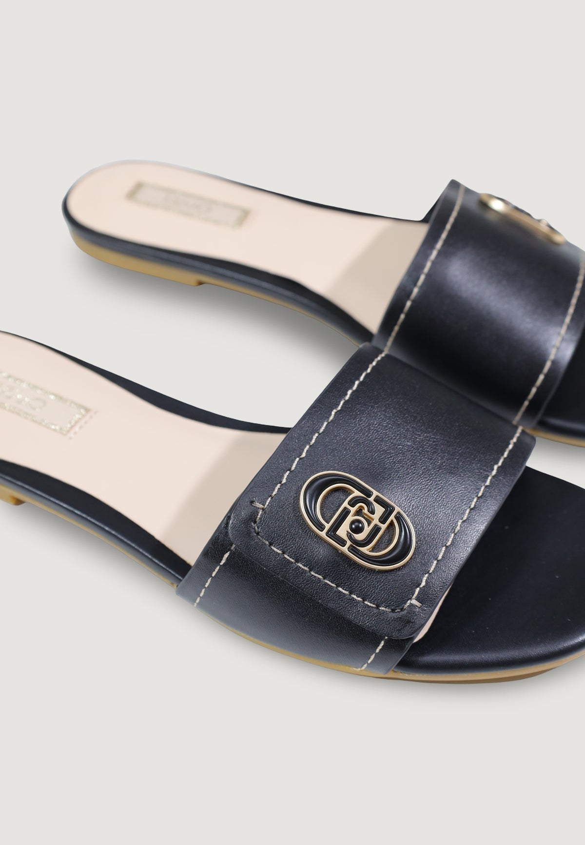 Liu-Jo Sandy 03 Slipper SA6127P0102, sandali neri bassi in 100% pelle con applicazione logo metallico; suola leggera, calzata slip-on e finiture artigianali di alta qualità. Vista dettagliata