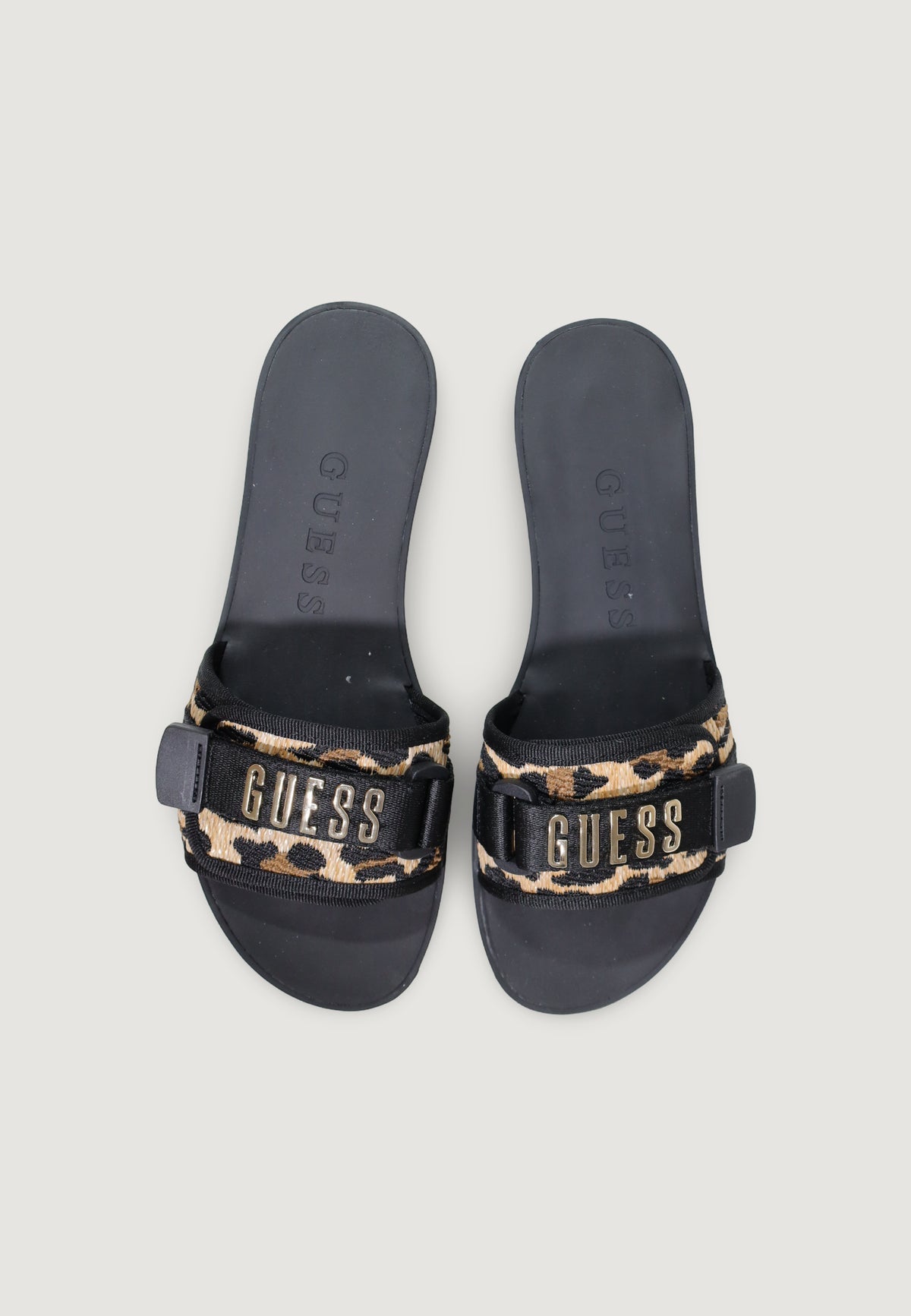 Guess FLJEL5 FAB03, sandali neri bassi da donna con fascia logata; fibbia metallica dorata, struttura leggera e flessibile, stile contemporaneo e chic. Vista dall’alto