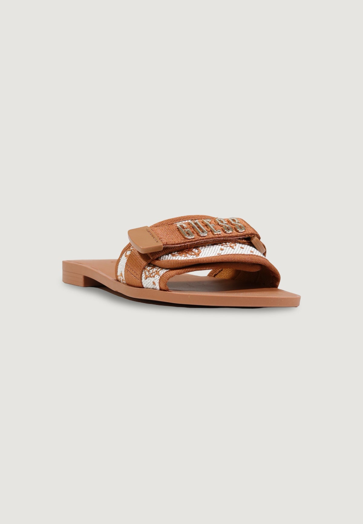 Guess FLJEL5 FAB03, sandali marronebassi da donna con fascia logata; fibbia metallica dorata, struttura leggera e flessibile, stile contemporaneo e chic. Vista frontale