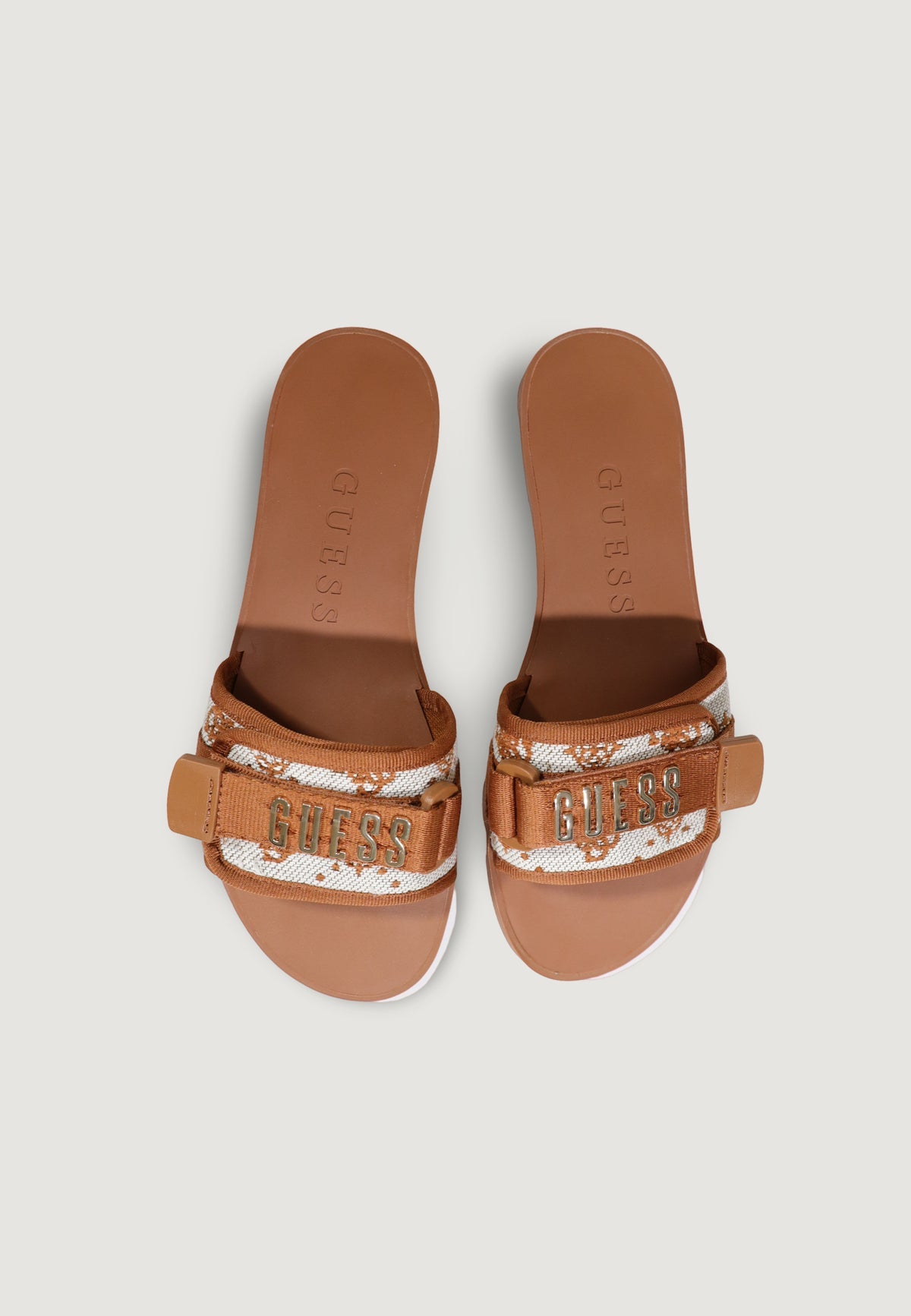 Guess FLJEL5 FAB03, sandali neri bassi da donna con fascia logata; fibbia metallica dorata, struttura leggera e flessibile, stile contemporaneo e chic. Vista frontale