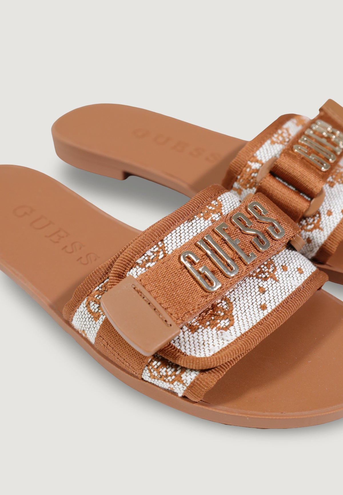 Guess FLJEL5 FAB03, sandali neri bassi da donna con fascia logata; fibbia metallica dorata, struttura leggera e flessibile, stile contemporaneo e chic. Vista logo dettaglio