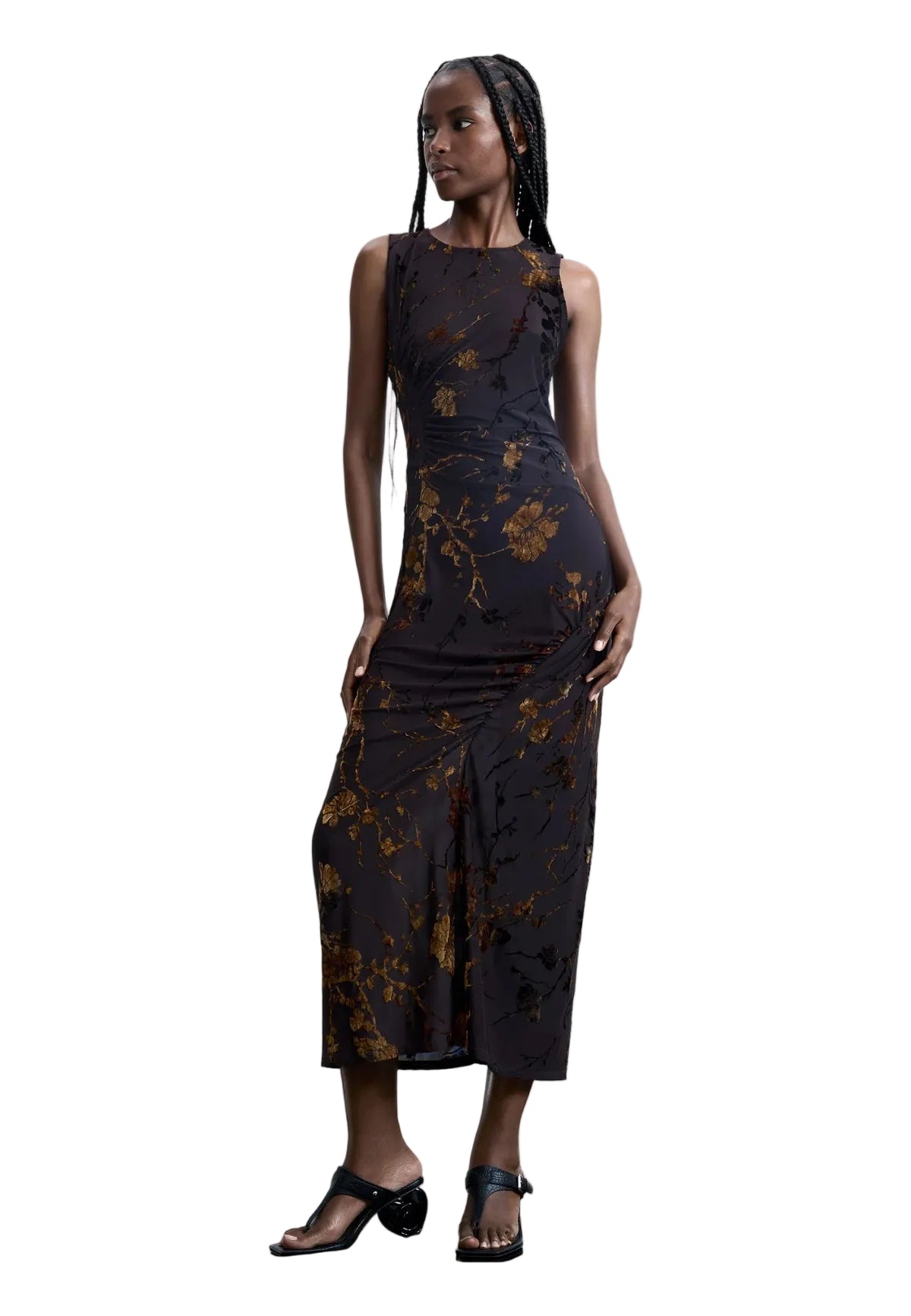 Abito lungo slim marrone; tessuto floccato in maglia, senza maniche, scollo rotondo. Silhouette aderente, linea pulita e texture vellutata. Vista frontale indossata