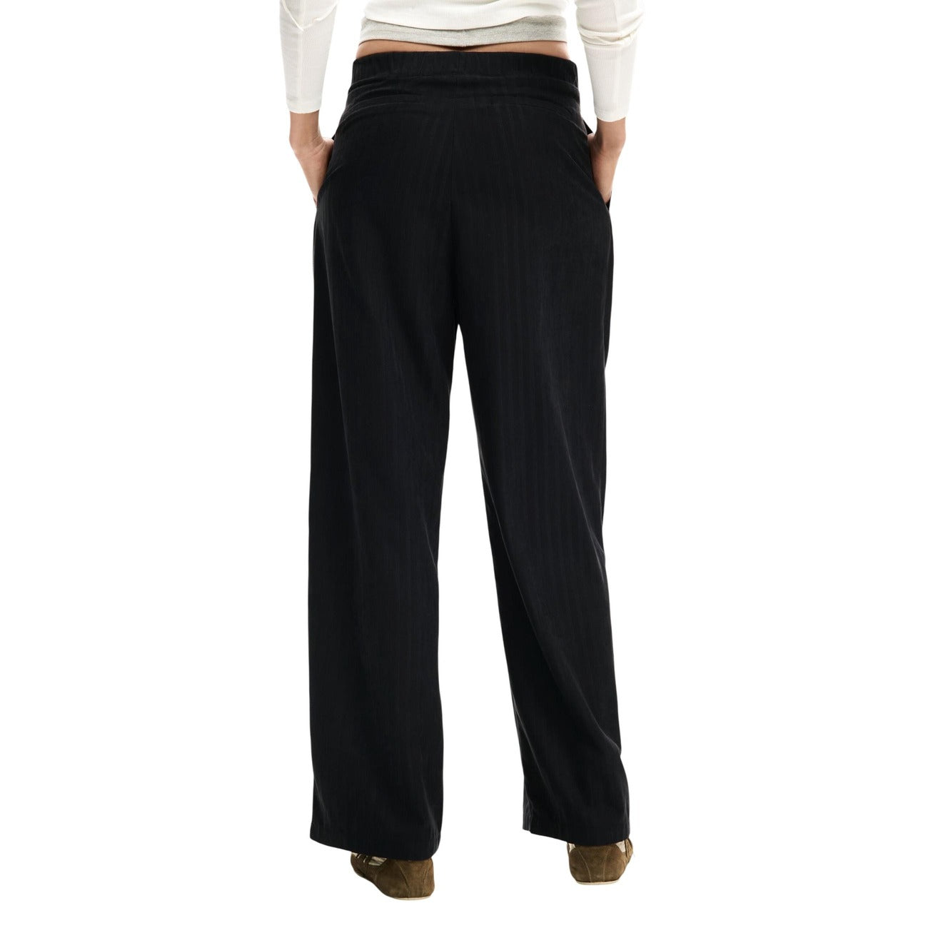 Pantaloni Desigual donna neri lunghi con pinces cerniera tasche - vista posteriore retro indossati da modello