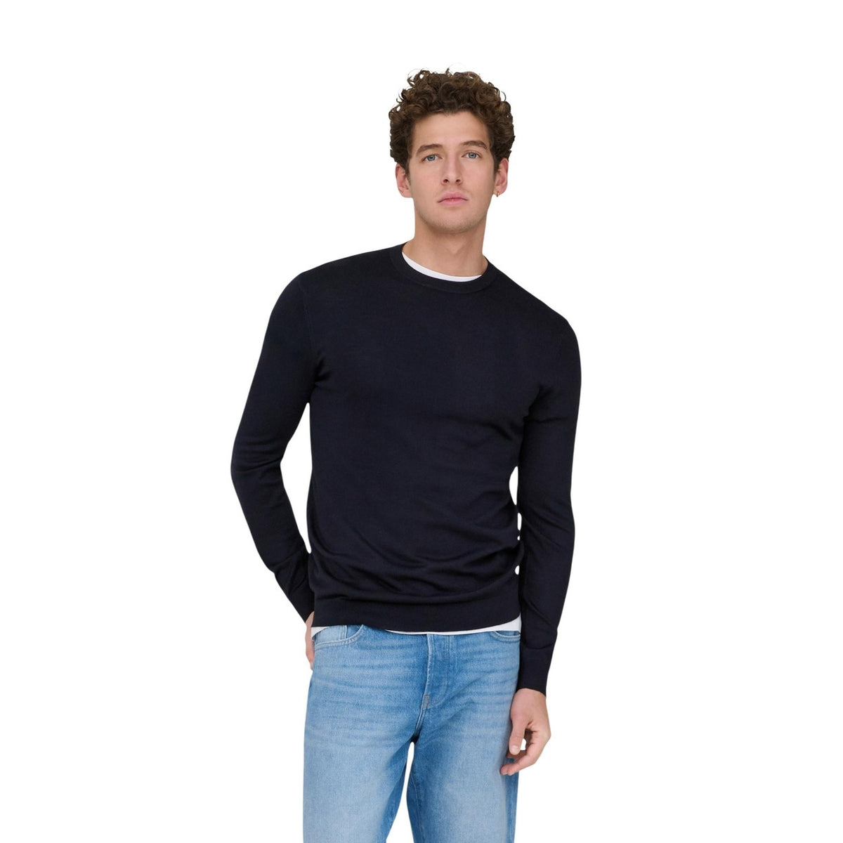 Pullover Girocollo in Maglia Piatta; viscosa Livaeco e poliestere, regular fit, maniche lunghe. Il basico versatile e confortevole per il guardaroba di ogni stagione.Colore blu scuro vista frontale