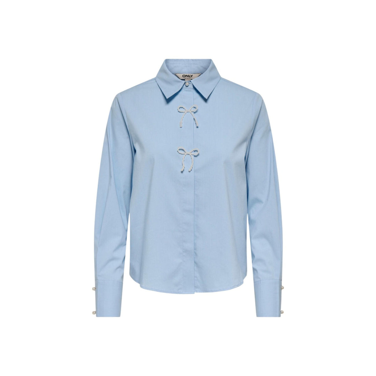 Camicia Only donna blu modello 15376883. Blusa a maniche lunghe in cotone elasticizzato blu scuro con scollo a V, colletto classico e applicazioni di fiocchi e perline sul davanti, camicia elegante e romantica per la mezza stagione.