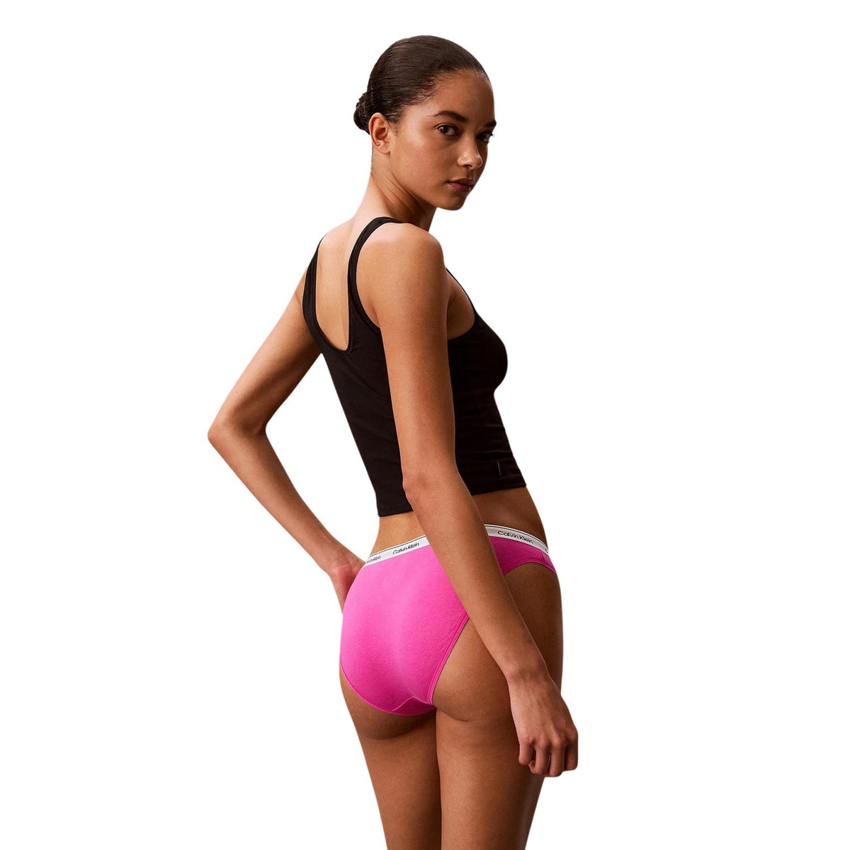 Multipack 5 Slip Bikini Donna Calvin Klein; Tessuto elasticizzato in cotone e lycra con stampe e fantasie assortite. Modello a vita regolare con iconica fascia elastica logata in vita, stile casual 4 stagioni. Posteriore