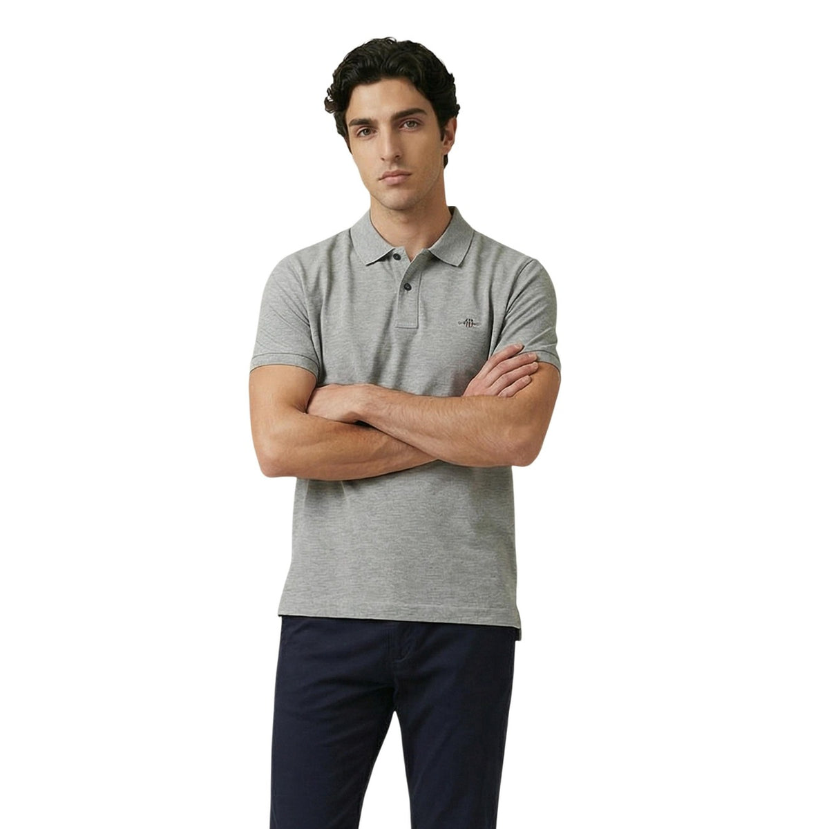 Polo GANT Shield; 97% cotone piqué, 3% elastam, colletto classico, logo ricamato. Stile versatile, elegante e confortevole. Colore grigio. Vista frontale