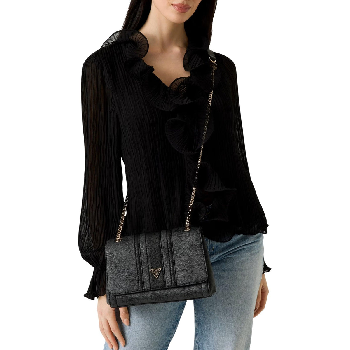 Borsa a Spalla Grigia Donna Guess Elsie; Similpelle monogram in rilievo con patta, cerniera lampo e dettagli oro. Tracolla in catena e finitura lussuosa quattro stagioni. Indossata da modella