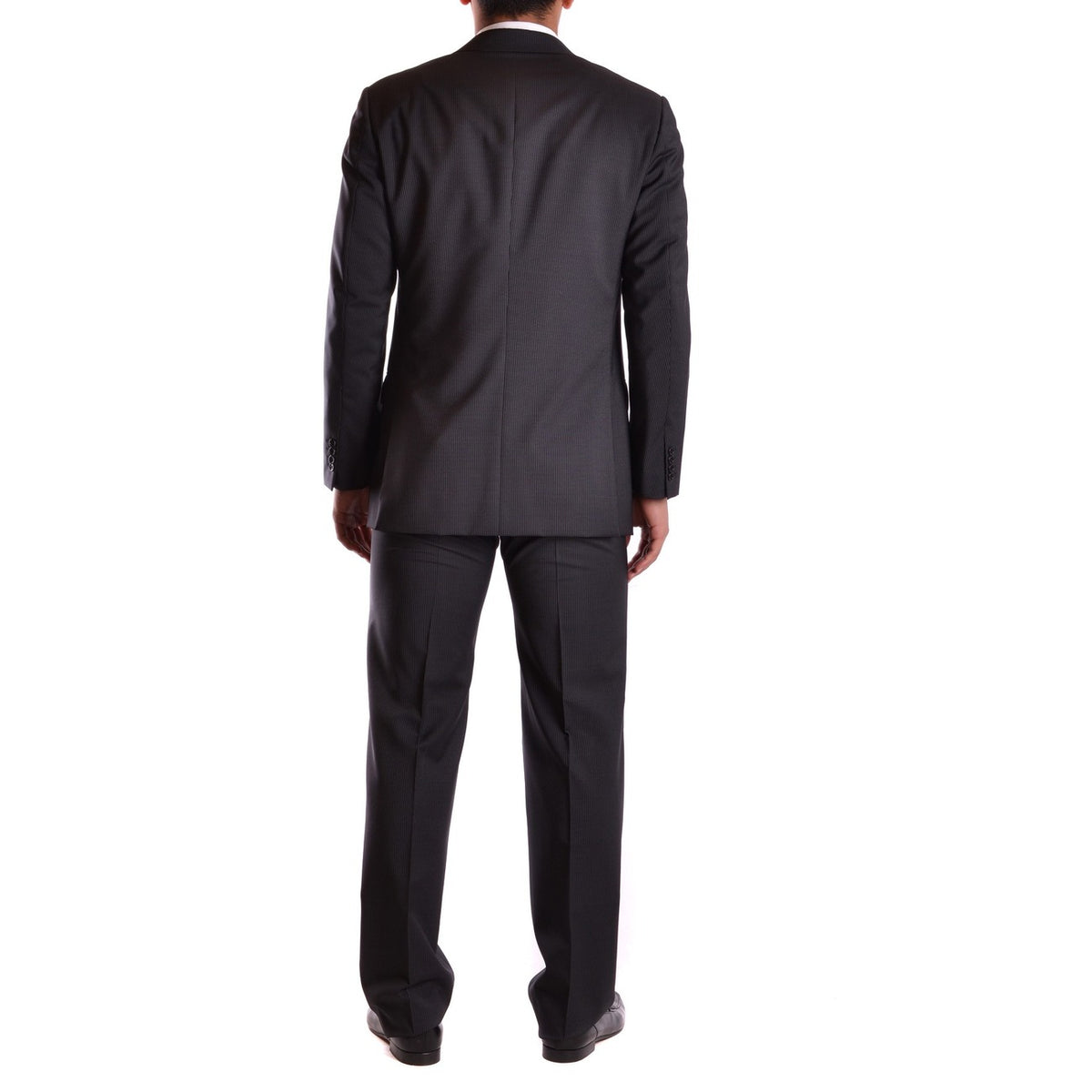 Abito Burberry Uomo Nero Gessato; Lana e Mohair. Giacca 3 bottoni, pantalone dritto, Made in Italy. Tessuto antipiega e traspirante. Perfetto per business e cerimonie. Vista posteriore