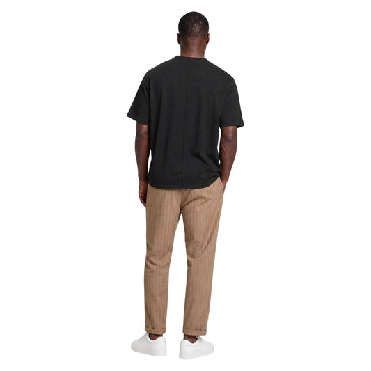 T-shirt Nera Hydra Clothing; 100% Cotone. Girocollo a costine, maniche corte, vestibilità regular. Leggera, traspirante e versatile. L'elemento base fondamentale per ogni outfit maschile. Posteriore intera