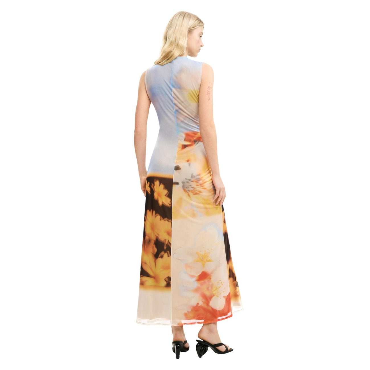 Abito lungo senza maniche, realizzato in tessuto leggero con coulisse per arricciatura laterale e con stampa astratta.
Vista posteriore