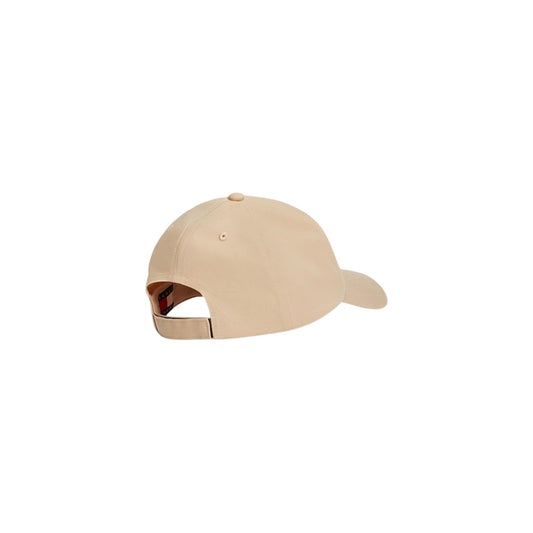 Tommy Jeans Linear Logo Cap; colore beige, 100% cotone, chiusura a strappo. Cappellino in jeans con logo ricamato per uno stile pulito e contemporaneo. Vista posteriore