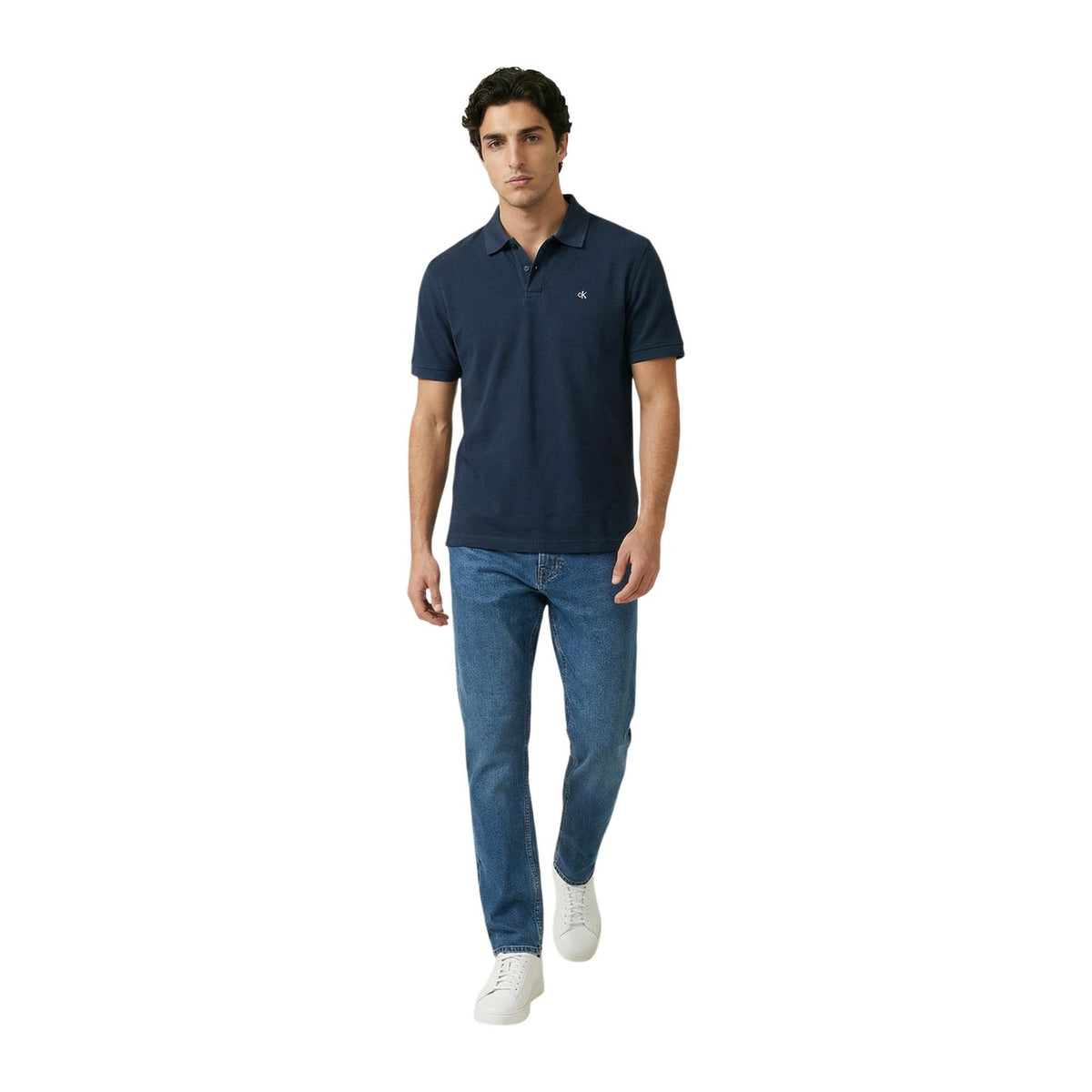 Polo Calvin Klein Scollo a V; 100% piqué di cotone, senza bottoni. Logo tono su tono, finiture a costine, taglio regolare. Tessuto fresco e traspirante, stile urban-minimal. Colore blu vista frontale figura intera