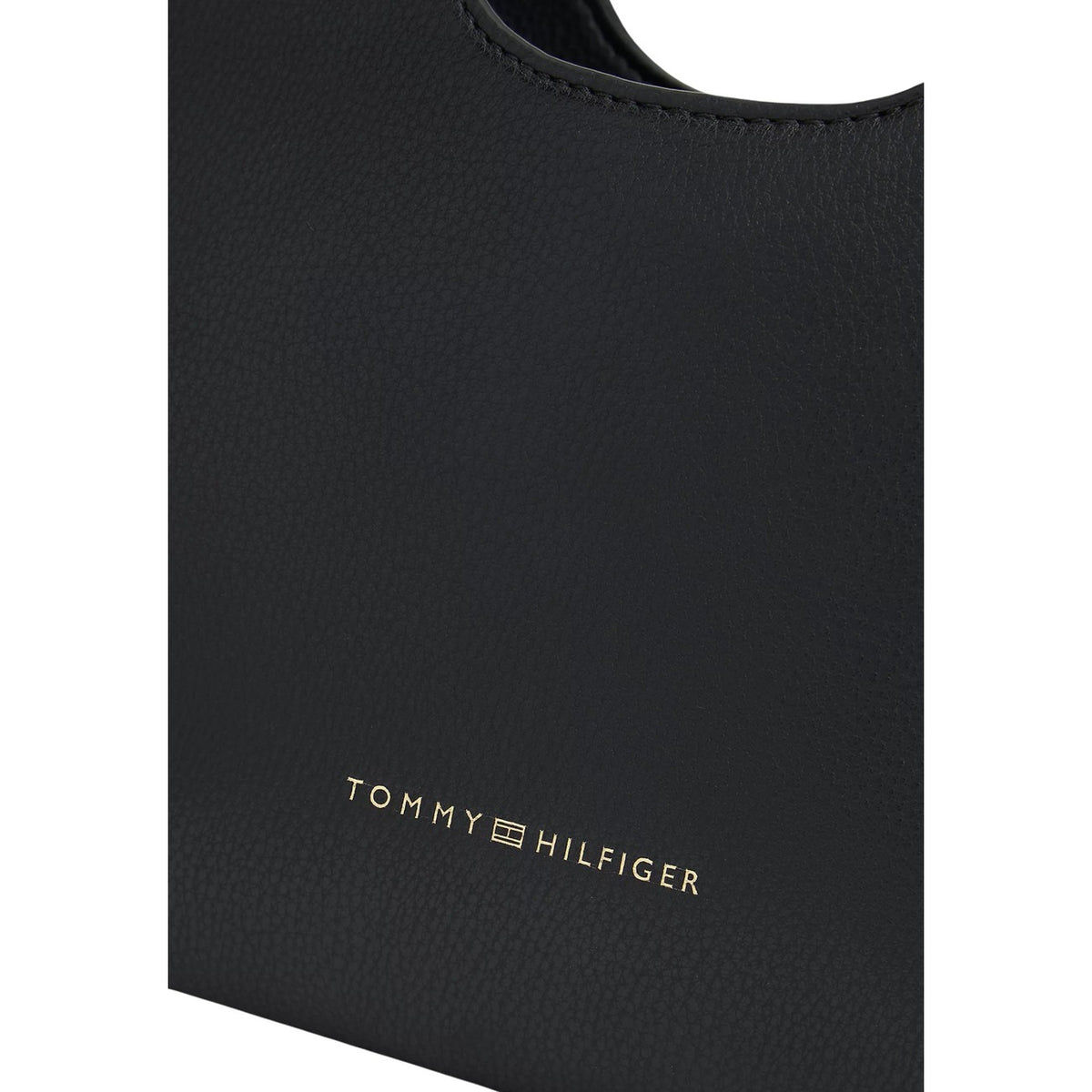 Borsa Tote Tommy Hilfiger; Finitura zigrinata, logo metallizzato impresso, chiusura con zip. Doppia portabilità (manici e tracolla rimovibile). Capienza 3,5 l. Design elegante e funzionale. Colore nero vista frontale Dettaglio logo