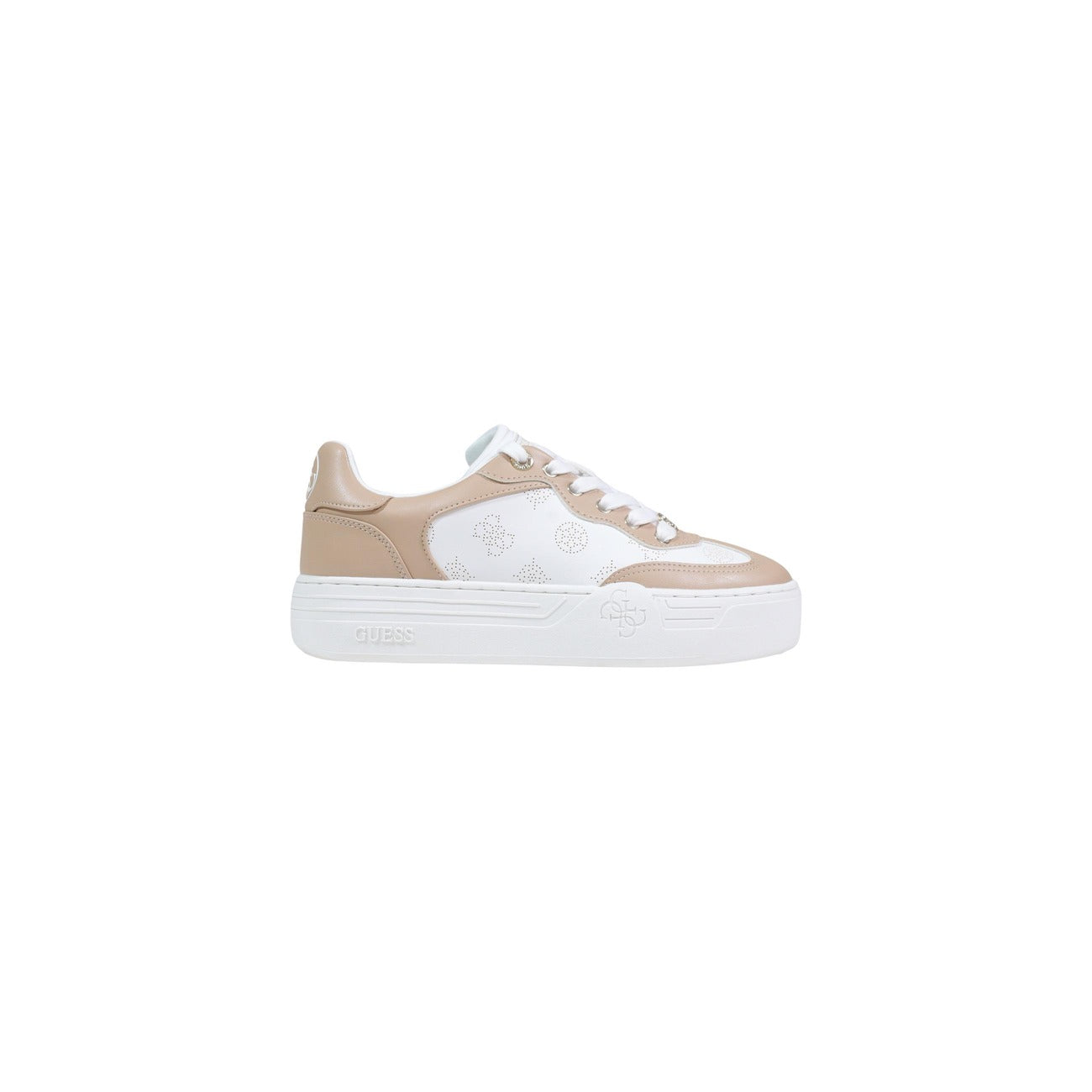 Sneakers Guess SWOLE3; 100% Poliuretano. Logo ricamato, dettagli traforati, suola piatta. Sneakers donna eleganti, leggere e facili da abbinare per la PE26. Colore bianco e beige vista laterale