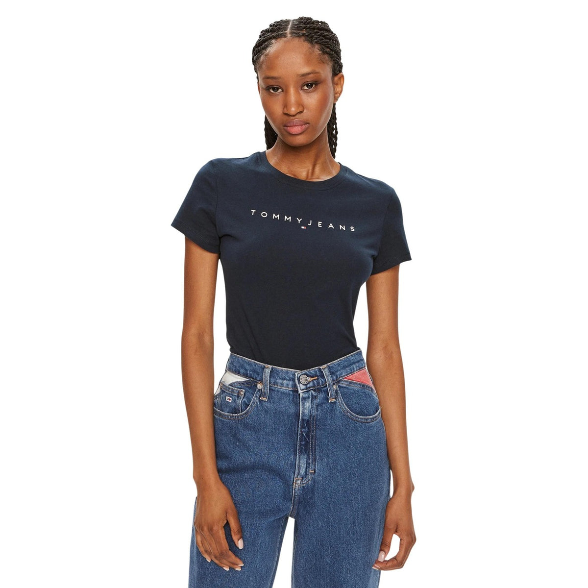 Tommy Jeans Slim Linear Tee; 70% cotone, 30% viscosa. T-shirt slim fit con logo stampato e scollo tondo. Il basic essenziale con finitura premium. Colore blu scuro. Vista frontale