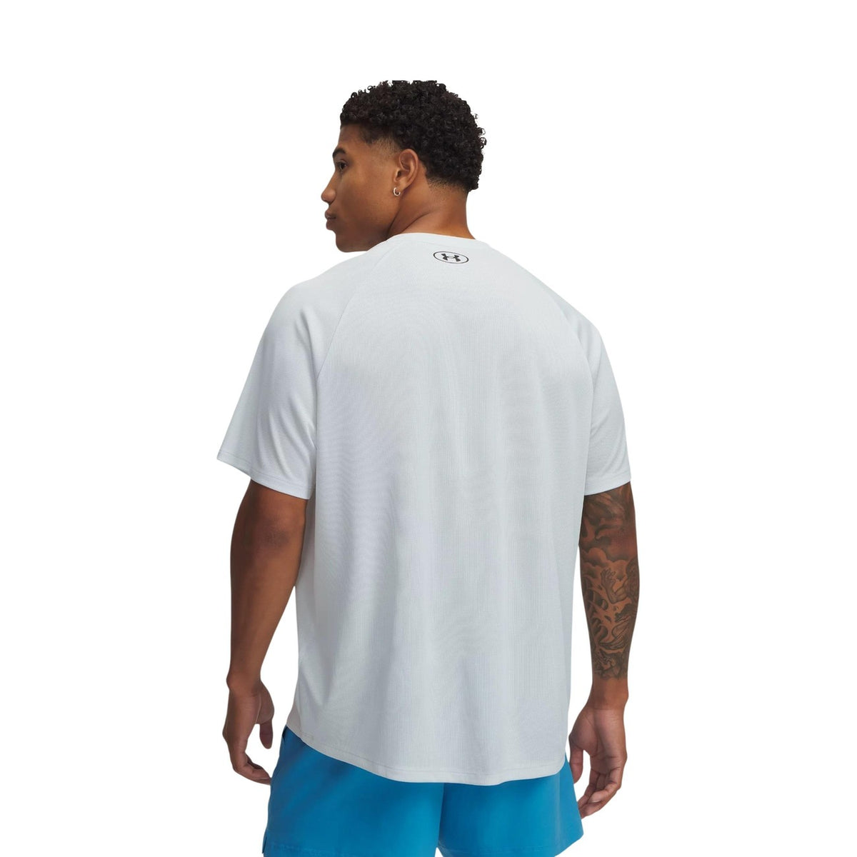 Under Armour Tech™ Textured Tee; 100% poliestere, colore grigio, asciugatura ultra-rapida. La t-shirt tecnica essenziale per lo sport. Vista posteriore