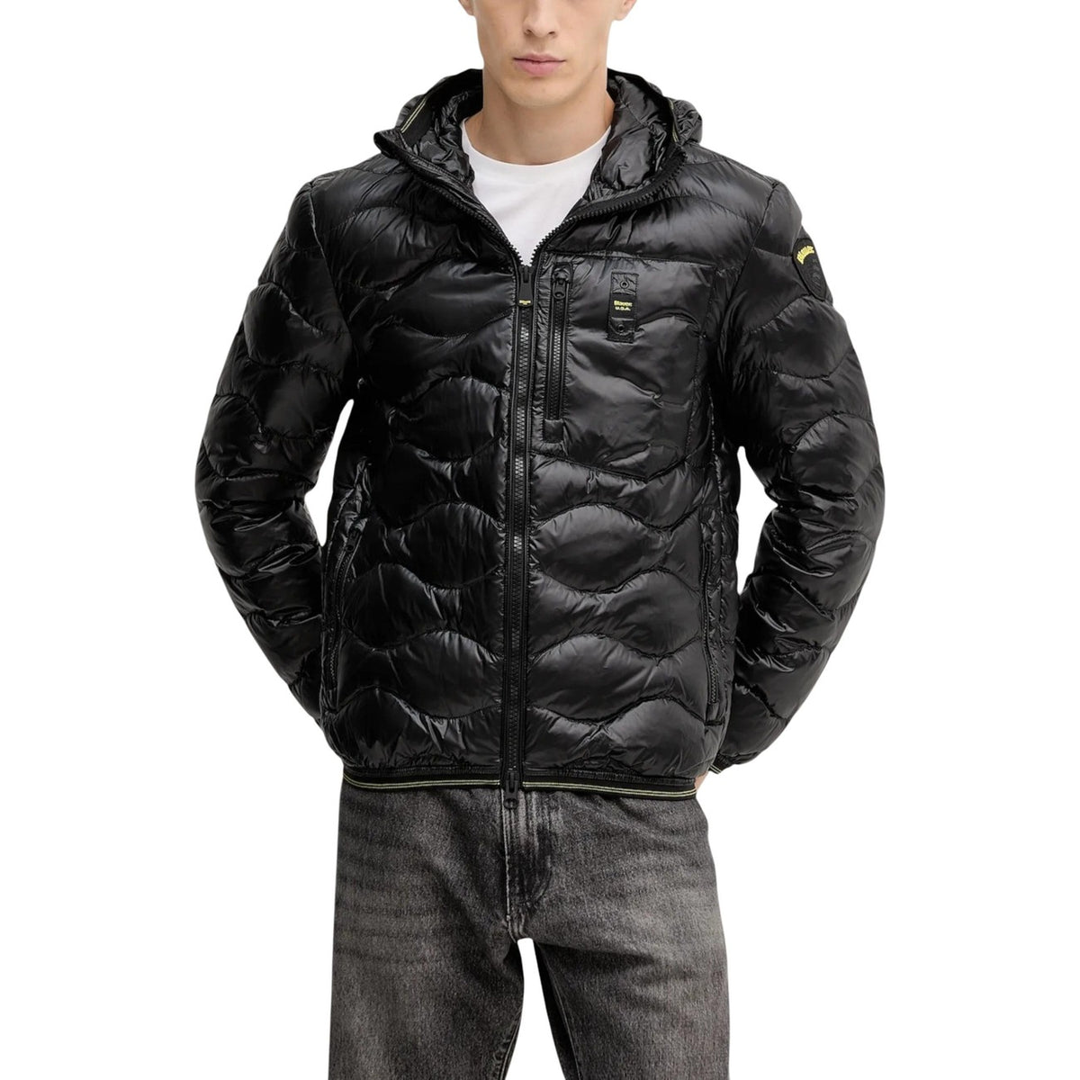 Giubbotto Blauer Piumino ad onde WAVE uomo nero con cerniera cappuccio tasche maniche lunghe 100% poliammide - vista frontale indossato da modello