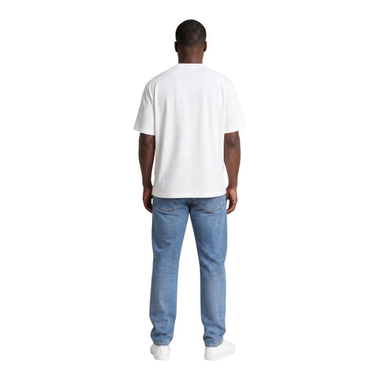T-shirt Bianco Calvin Klein; Logo Goffrato in rilievo. 100% Jersey di Cotone. Vestibilità regolare, girocollo a costine, morbidezza premium. Stile minimalista e ricercato. Posteriore figura intera