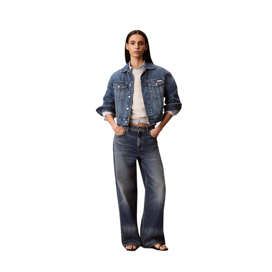 Felpa Donna Bianco Calvin Klein Jeans; Senza Cappuccio. 100% cotone tinta unita, taglio regular fit e scollo a girocollo. Logo CK ricamato tono su tono sul petto, stile casual leggero per la mezza stagione. Vista frontale figura intera