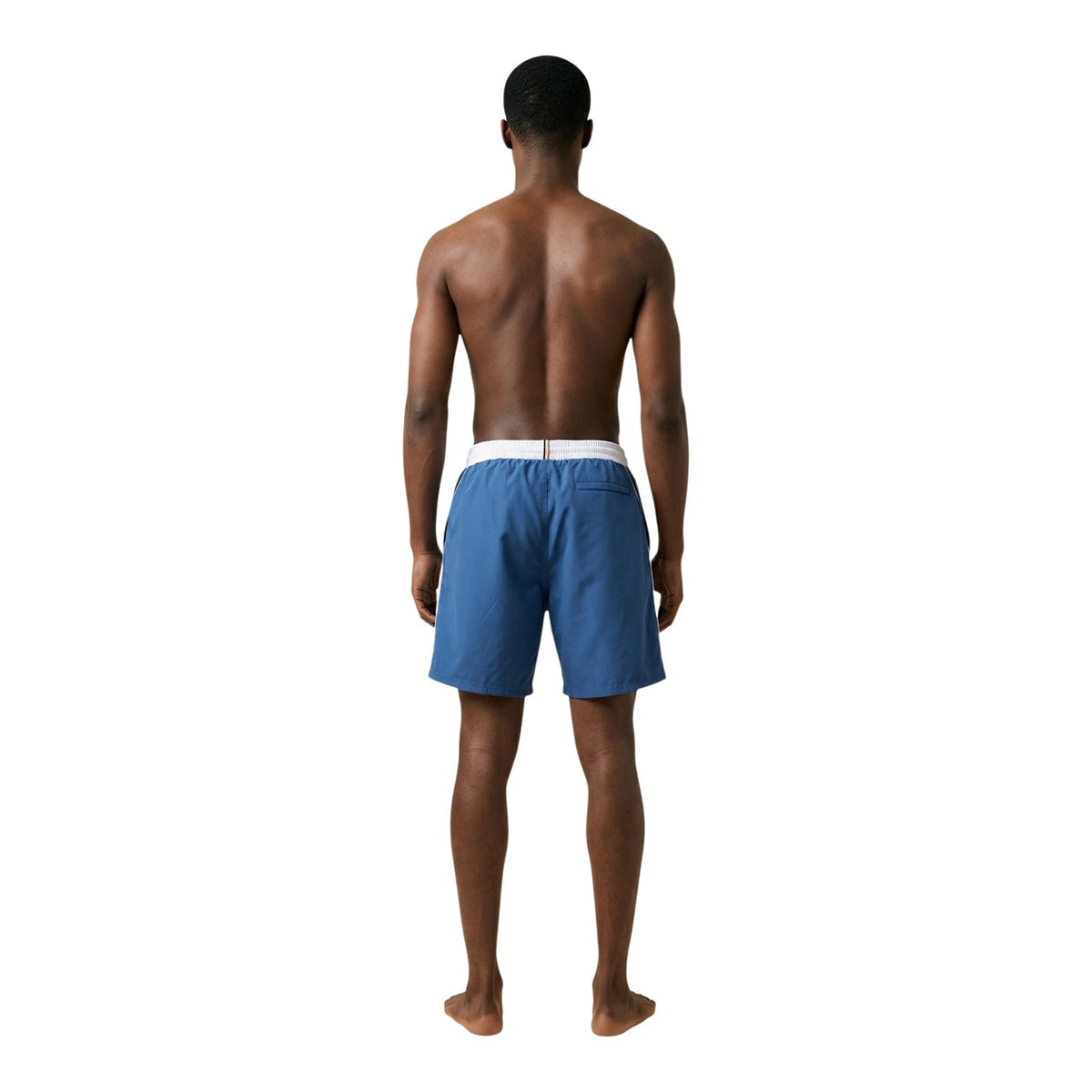 Boss Starfish Swim Shorts 10259586; 100% poliestere riciclato, vestibilità regolabile. L'essenziale Boss per uno stile mare sostenibile e raffinato. Colore azzurro. Vista posteriore