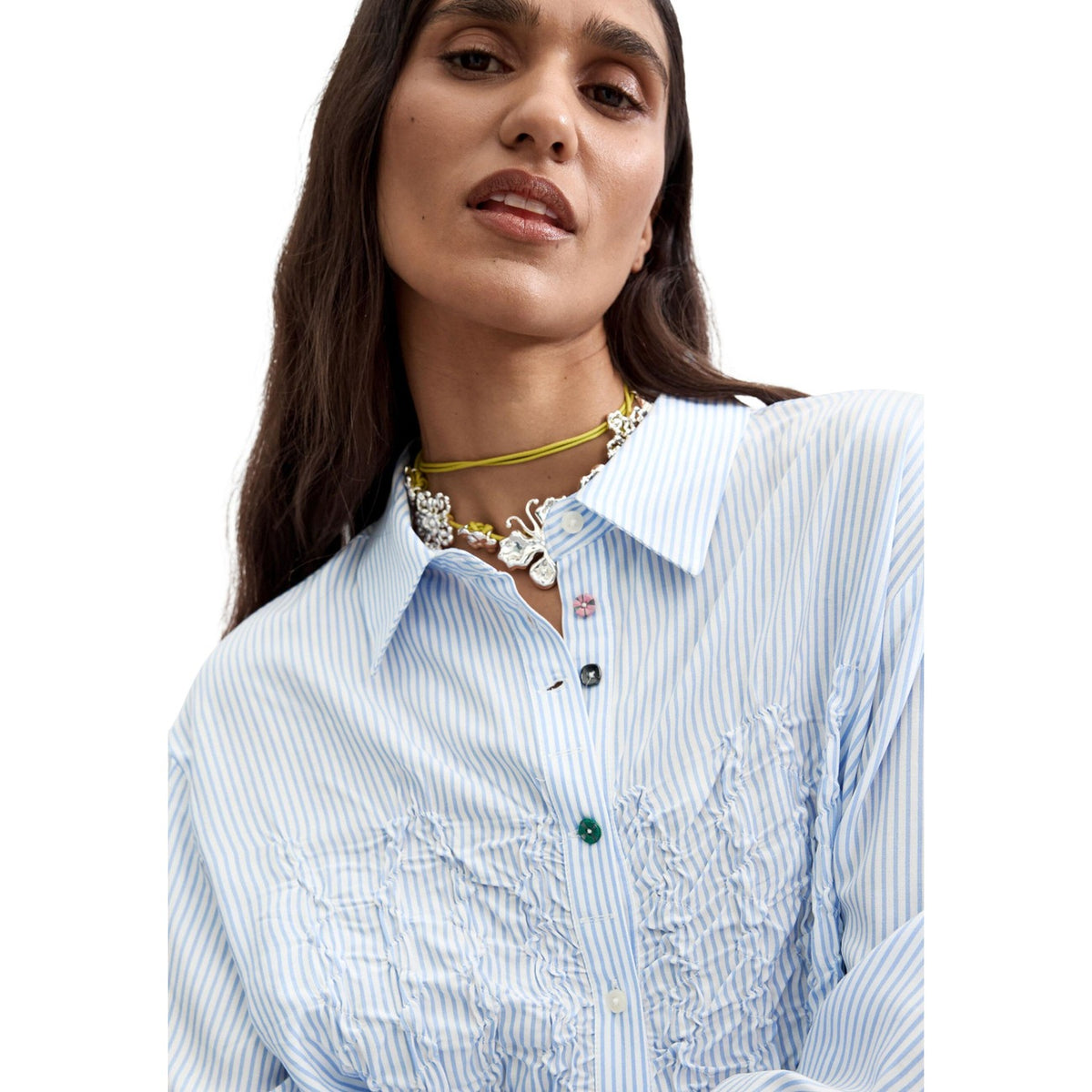 Camicia Desigual donna azzurro polvere modello CAM_DANUBIO. Blusa elegante a maniche lunghe in viscosa leggera con colletto classico e pieghe anteriori stile casual chic e office look.