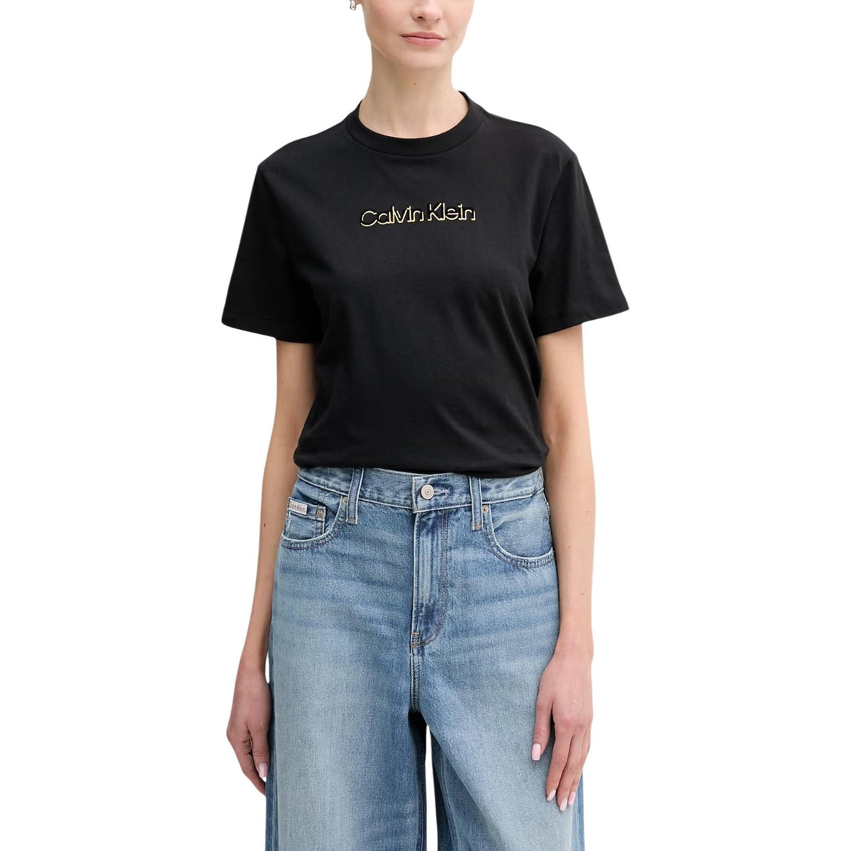 T-shirt Calvin Klein Jeans donna nera con logo maniche corte scollo rotondo 100% cotone - vista frontale indossata da modello