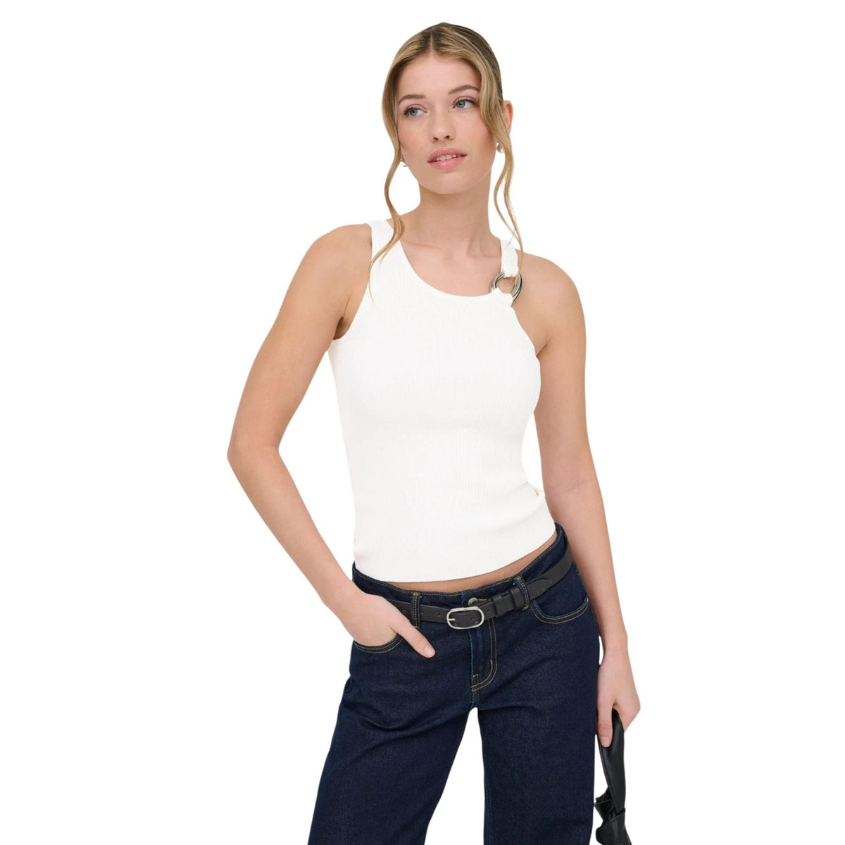 ONLY Onlmeddi Knit Top; smanicato, girocollo, viscosa EcoTang™ sostenibile. Il top basic indispensabile per un outfit femminile ed elegante. Colore bianco. Vista frontale indossata da modella