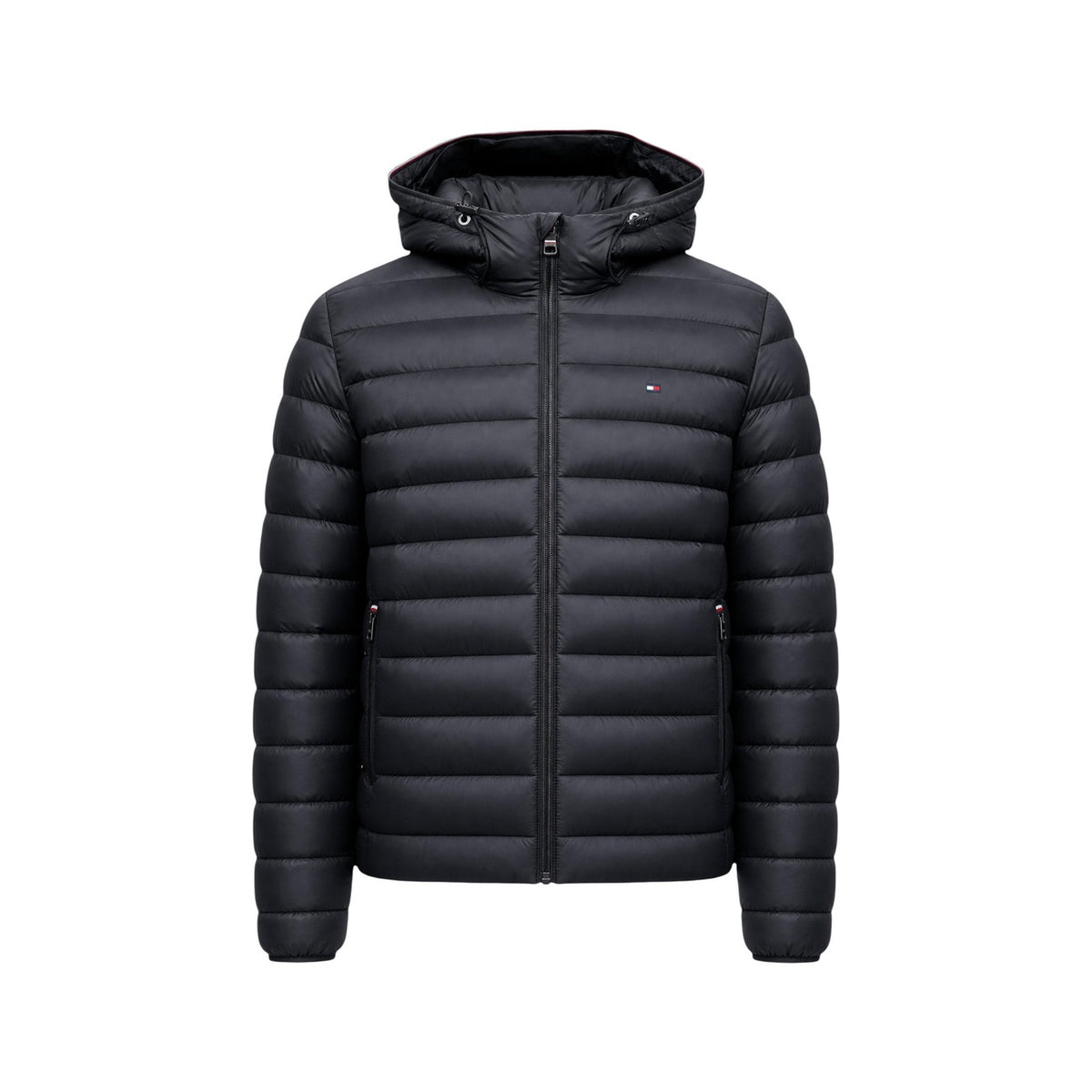 Piumino Tommy Hilfiger uomo nero MW0MW43464. Giacca imbottita trapuntata con cappuccio, 100% poliestere leggero e termico, vestibilità regolare, cerniera zip e tasche laterali con zip.