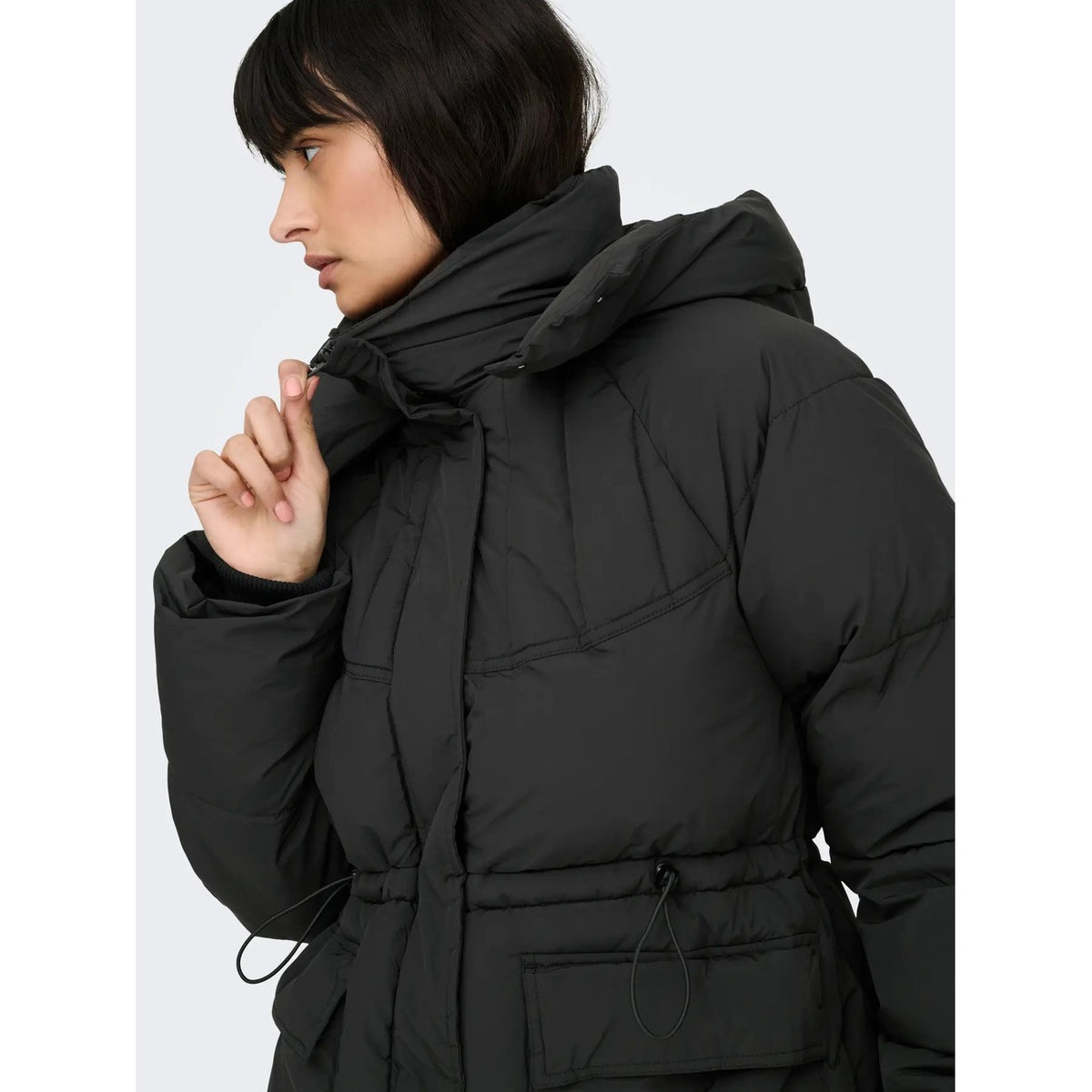 Piumino nero donna Only – Giacca invernale con cappuccio e vita regolabile 15366707.