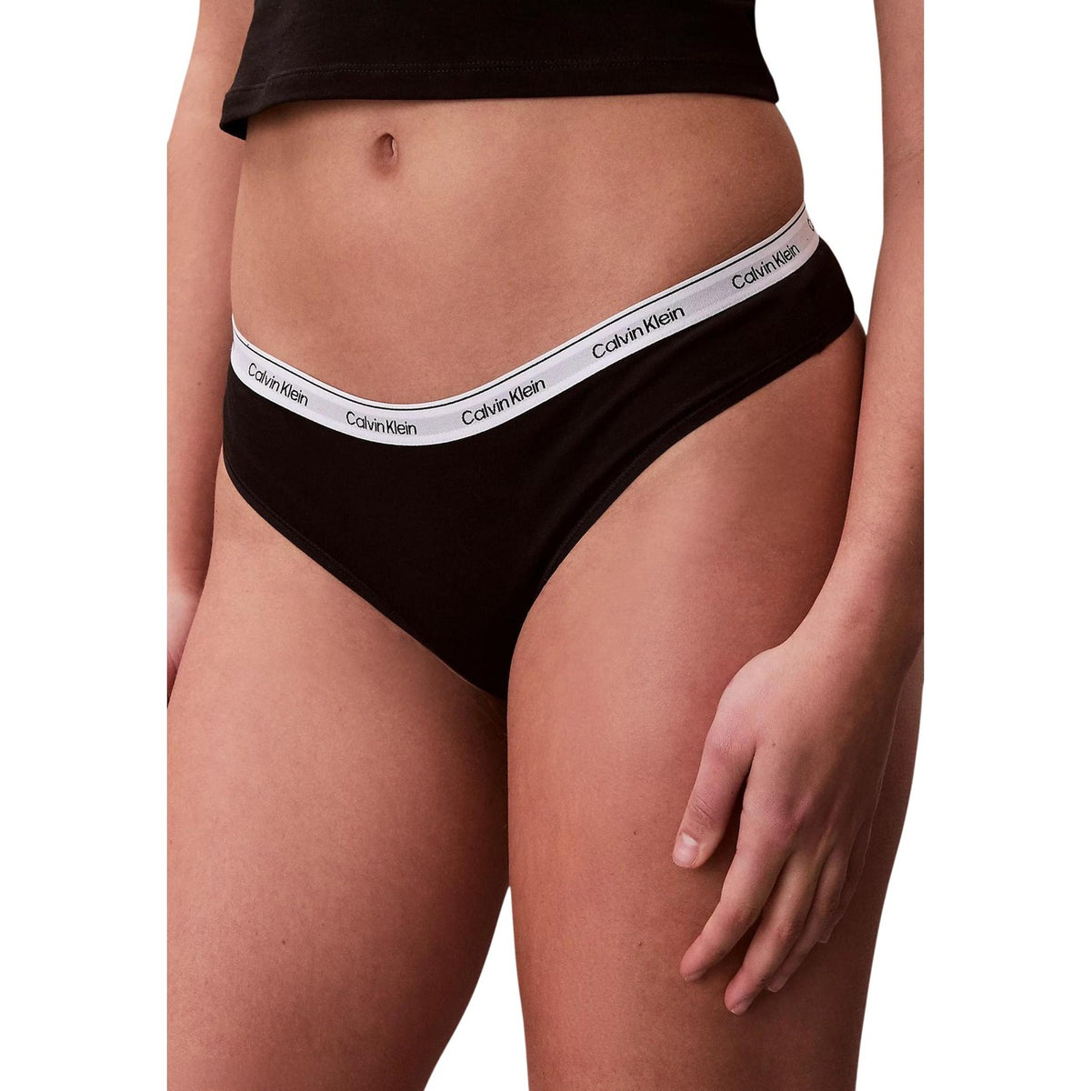 Multipack 3 Slip Brasiliana Donna Calvin Klein; Tessuto elasticizzato in cotone e lycra nei colori nero, bianco e stampa animalier. Modello a vita media con taglio brasiliano sensuale e fascia elastica logata, stile casual essentials 4 stagioni. Dettaglio