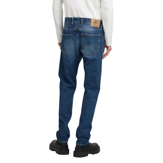 Jeans Replay Straight Fit Grover uomo blu con zip bottone tasche 100% cotone - vista posteriore indossati da modello