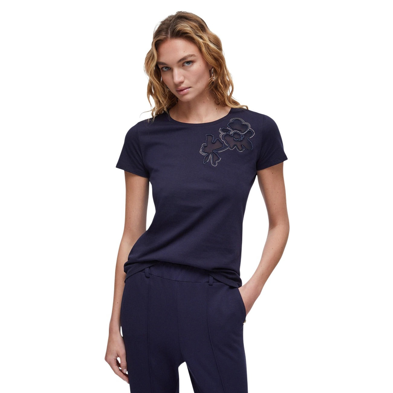 Liu Jo T-shirt ECS Moda; 100% cotone, decoro floreale ricamato con applicazioni luminose. Stile femminile e comfort quotidiano. Colore blu. Vista frontale
