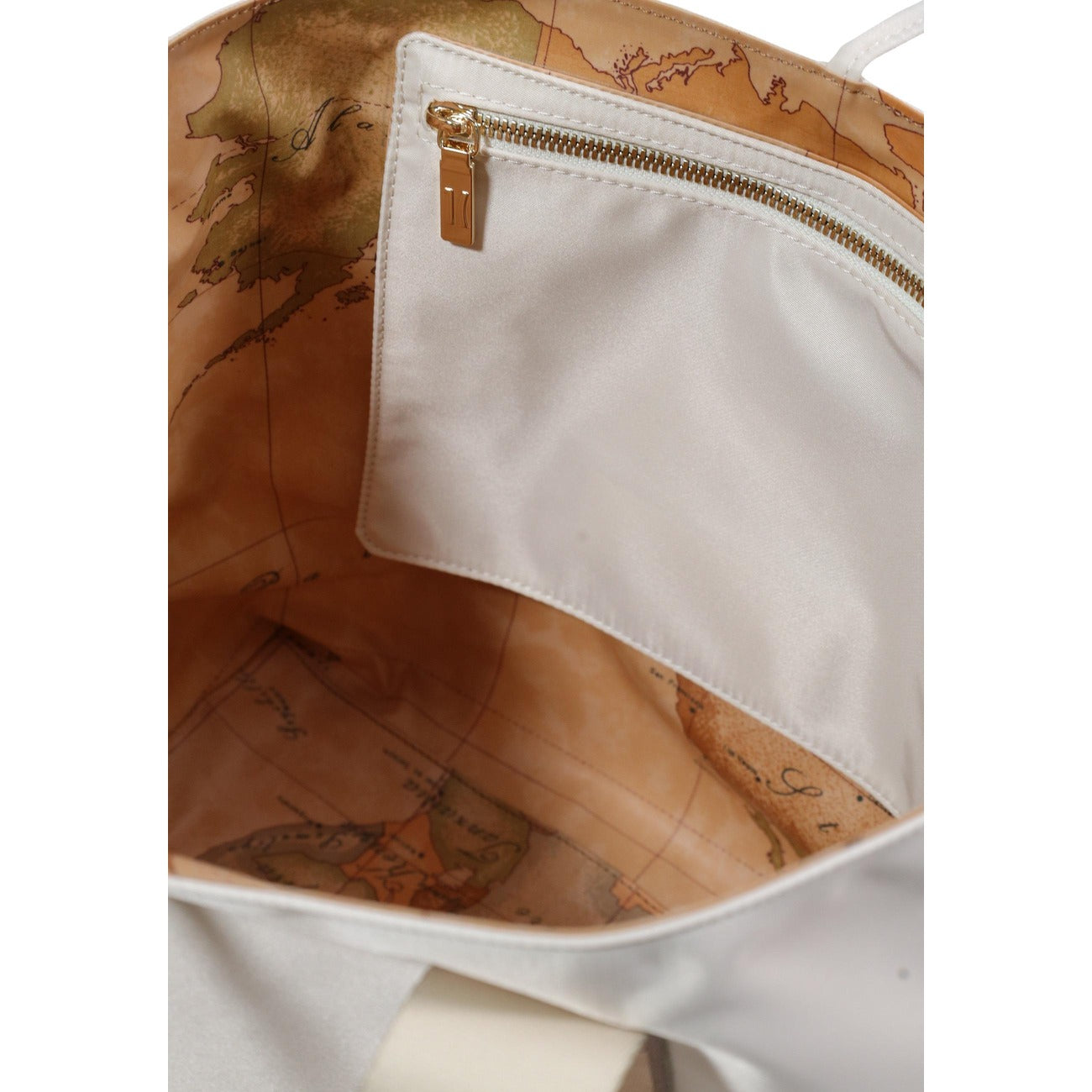 Borsa reversibile Alviero Martini Dual Bag; Nylon e tessuto soft Geo Classic. Maxi logo 1C oro chiaro, chiusura con laccetti, manici logati. Colore Sabbia. Shopping bag capiente e trasformabile per la stagione estiva. Apertura