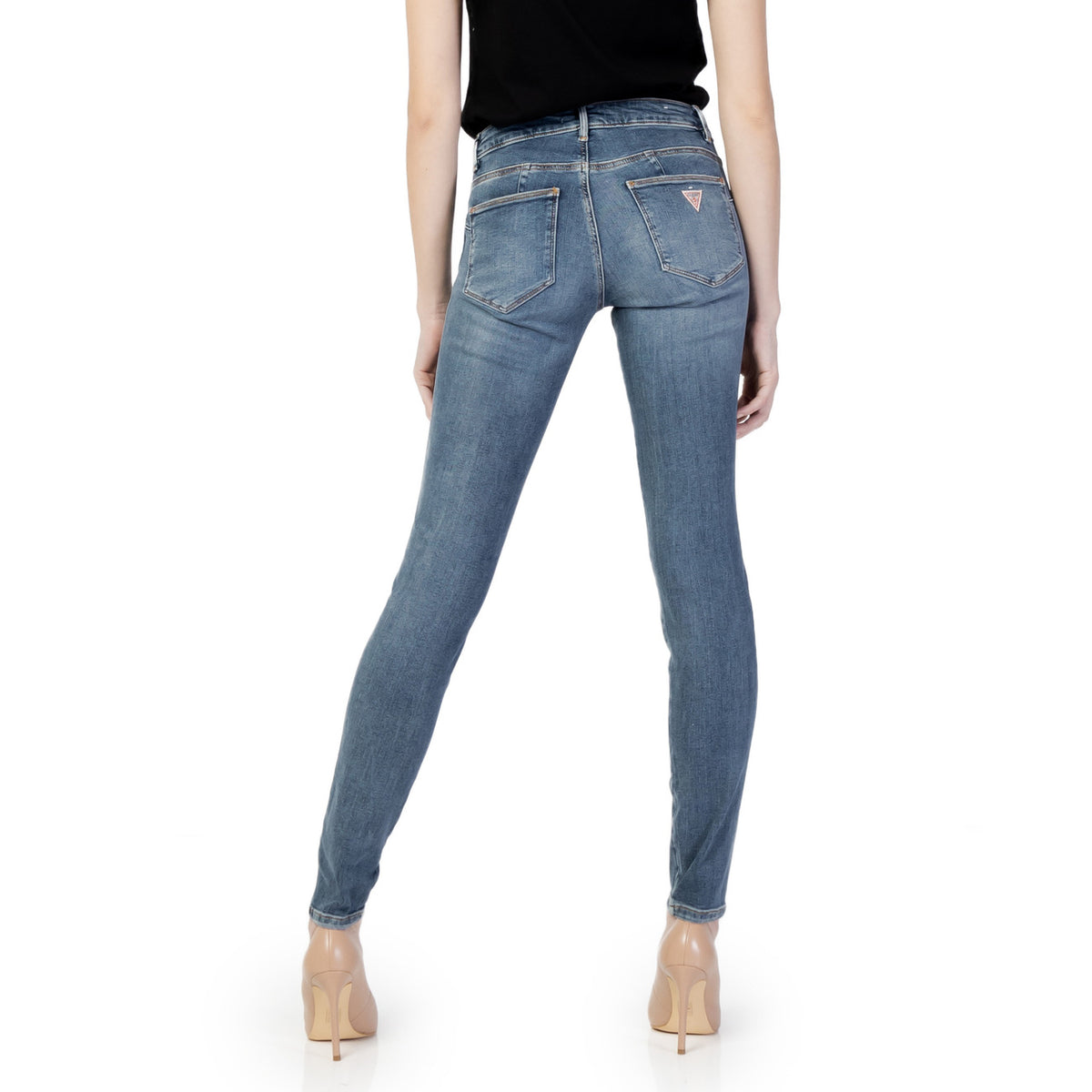 jeans skinny e super-skinny donna Guess CURVE X W2YAJ2D4Q02. Realizzati con una composizione di 92% cotone, 2% elastam/lycra e 6% elastene. Vista posteriore retro indossati da modella