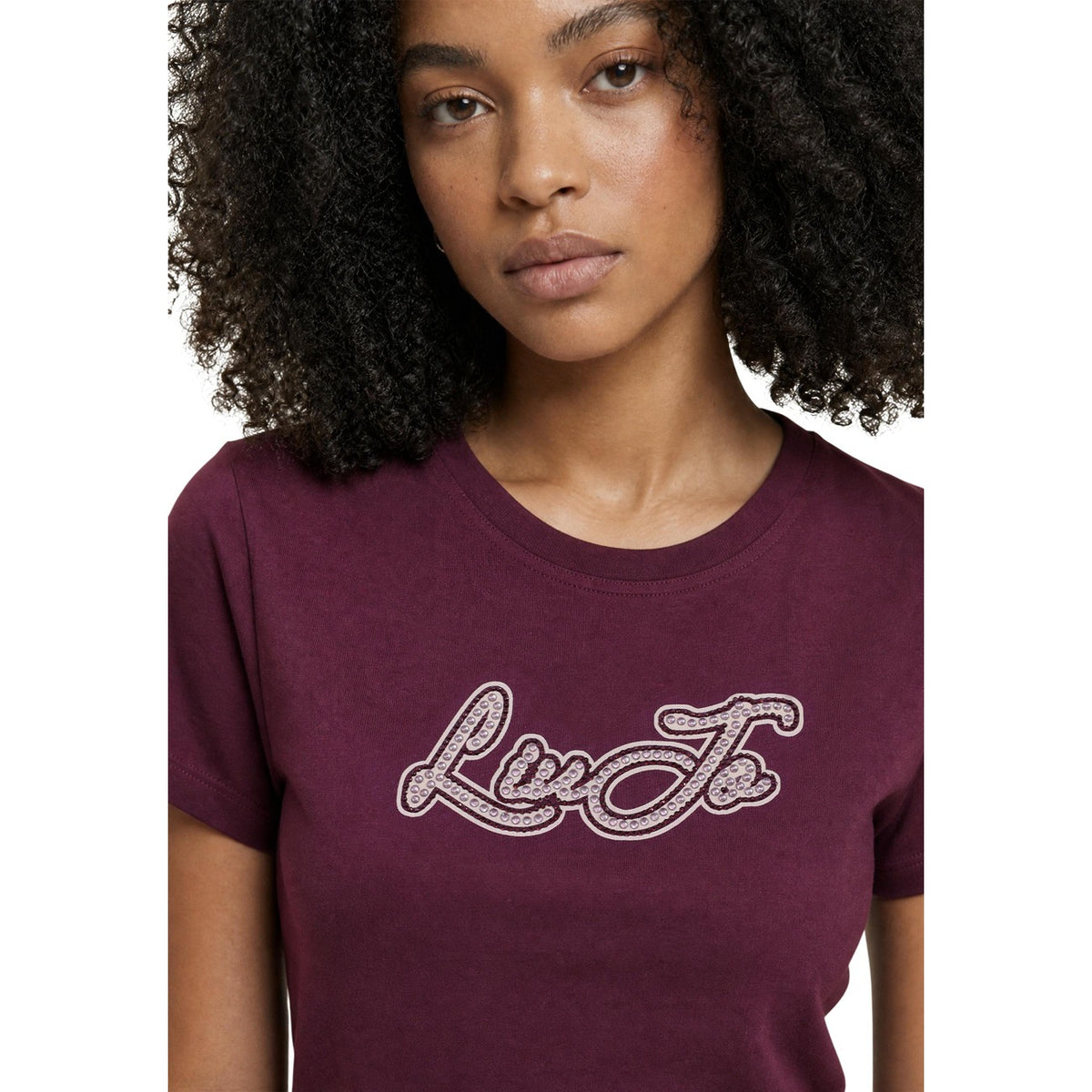T-shirt Liu Jo bordeaux cotone TF6283 JS923. Maglia a maniche corte da donna bordeaux in cotone con girocollo e logo Liu Jo ricamato con brillantini applicati, maglietta casual elegante primavera estate.