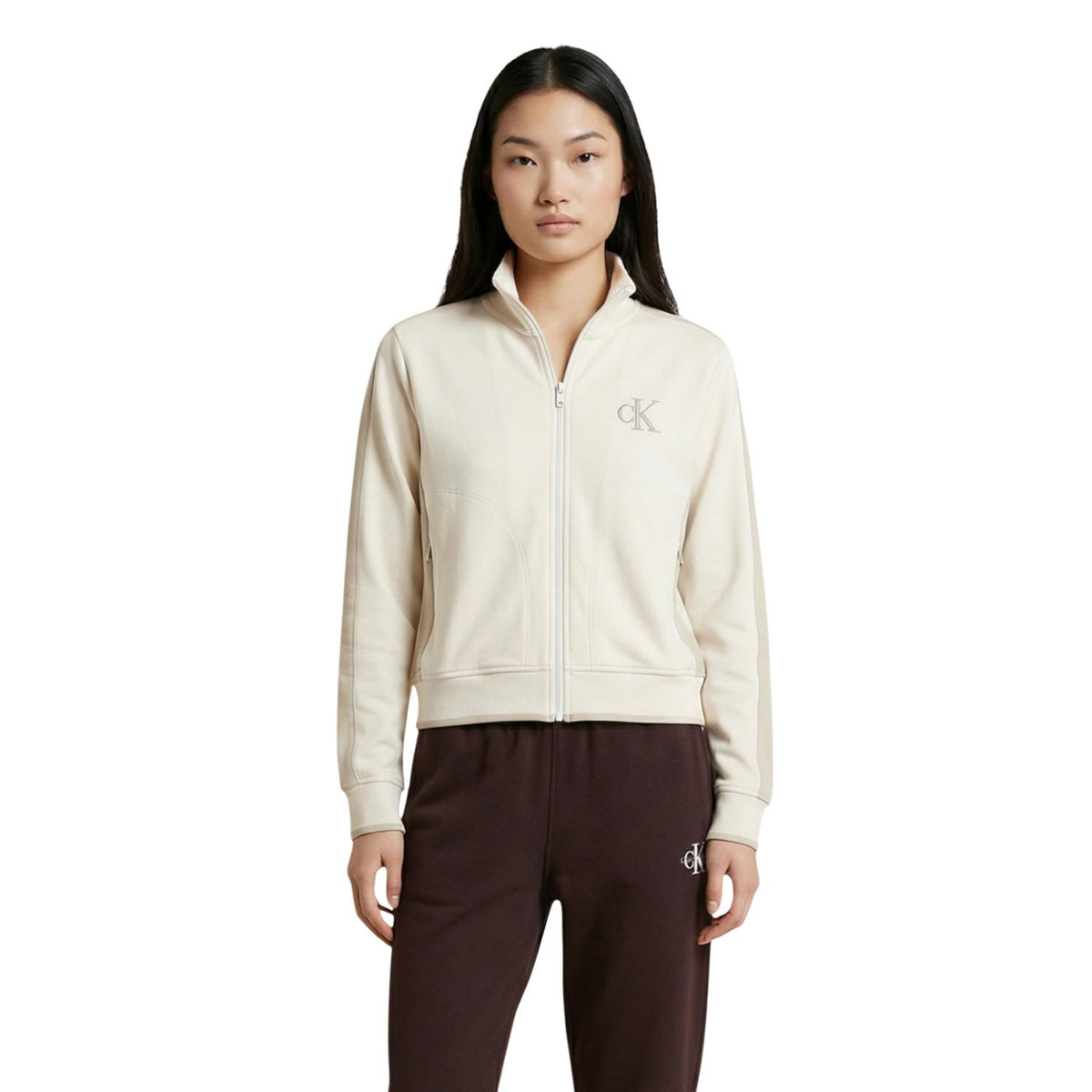 Felpa Calvin Klein Jeans con zip TERRY donna beige maniche lunghe scollo alto tasche anteriori 68% cotone 28% poliestere 4% elastan - vista frontale indossata da modello