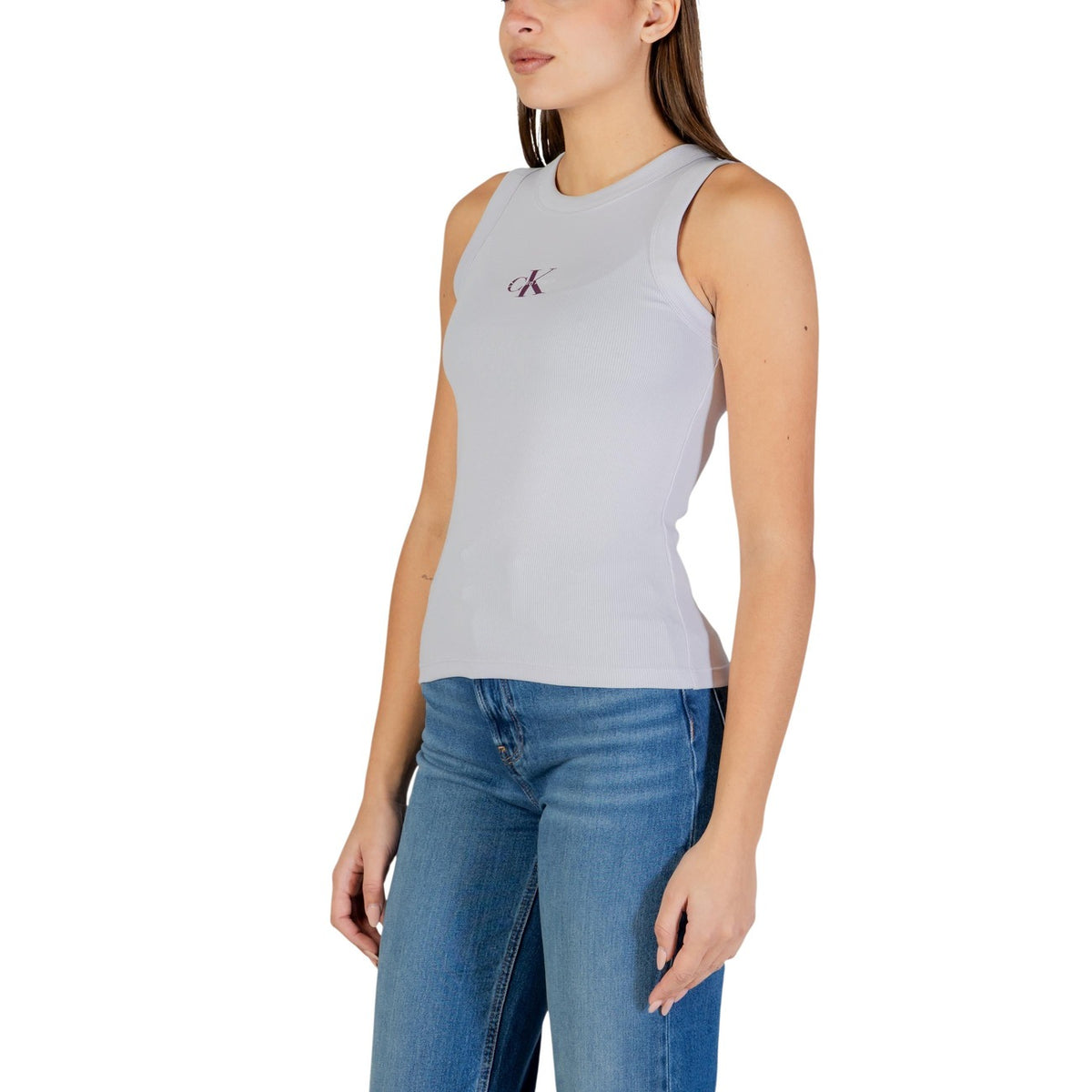 Canotta Calvin Klein Jeans Viola; 95% Cotone, 5% Elastam. Logo ricamato, scollo tondo, tessuto stretch leggero. Capo donna essenziale, casual e iconico. Vista laterale