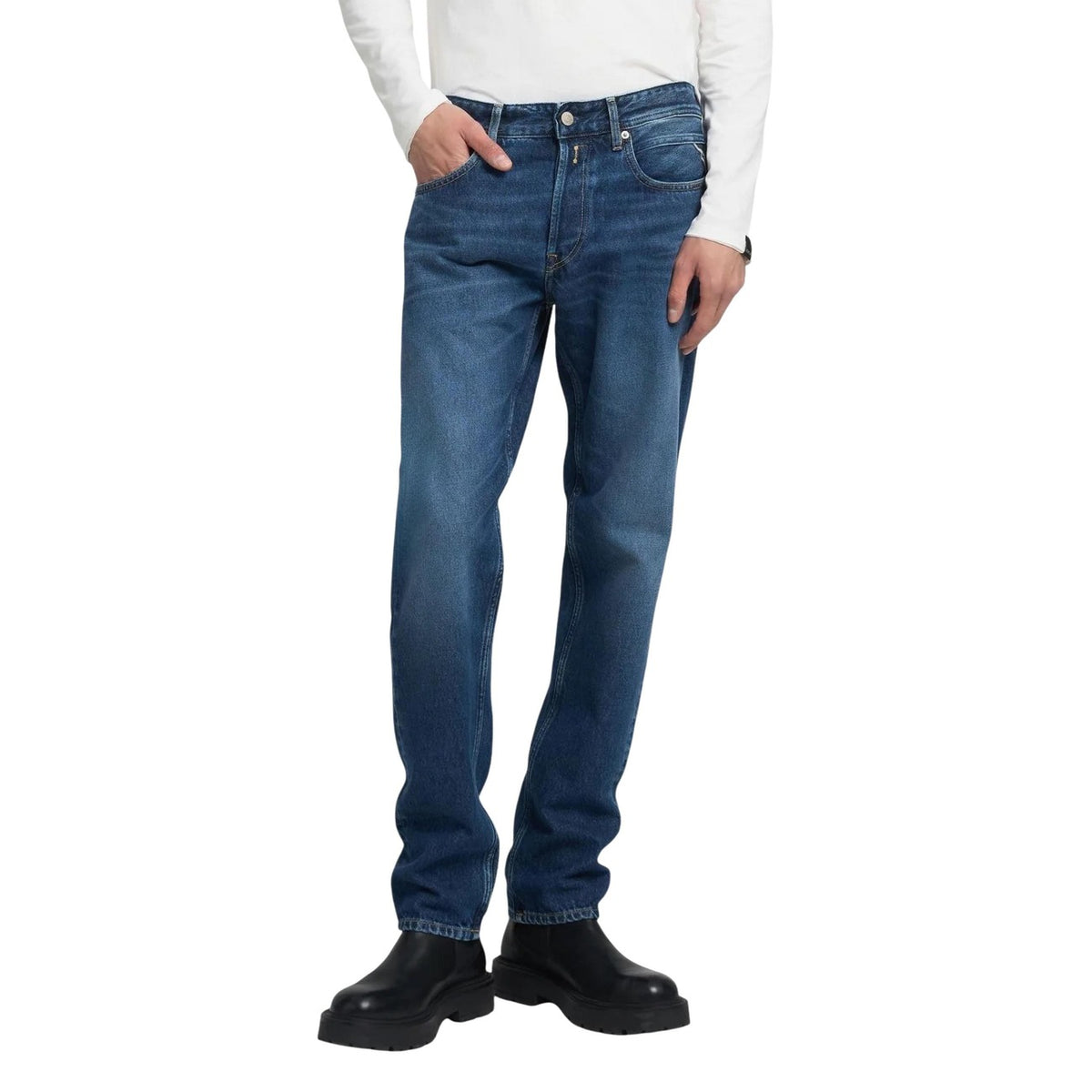 Jeans Replay Straight Fit Grover uomo blu con zip bottone tasche 100% cotone - vista frontale indossati da modello