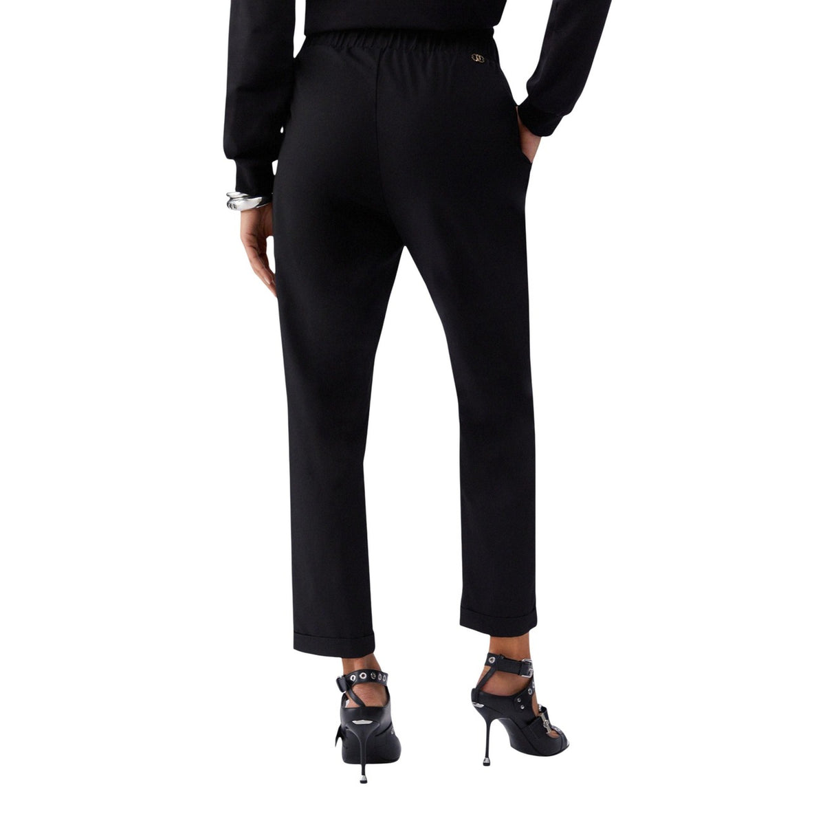 Liu Jo Pantalone Regular blu scuro TA6255; pantalone lungo fluido con vita elastica e risvolto. Dettagli dorati, tessuto tecnico stretch e silhouette dritta intramontabile. Vista posteriore