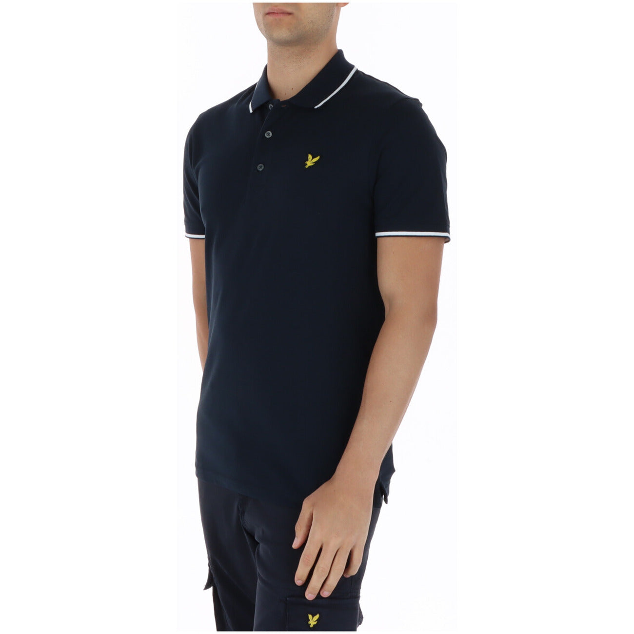 Polo Lyle & Scott Tipped; 100% Cotone. Profili a contrasto, vestibilità regolare, tessuto morbido. Maglia uomo con colletto strutturato e logo ricamato per la PE26. Vista frontale